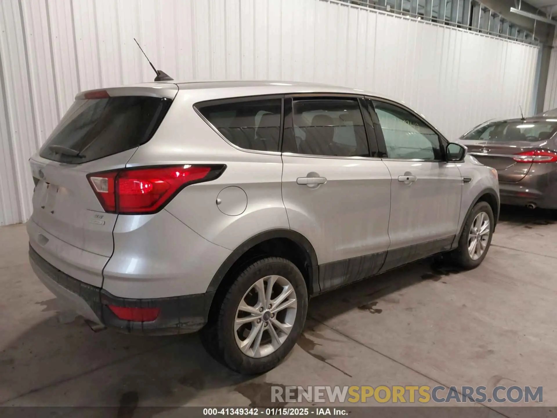 4 fotografías del automóvil dañado 1FMCU0GD9KUB61111 FORD ESCAPE 2019