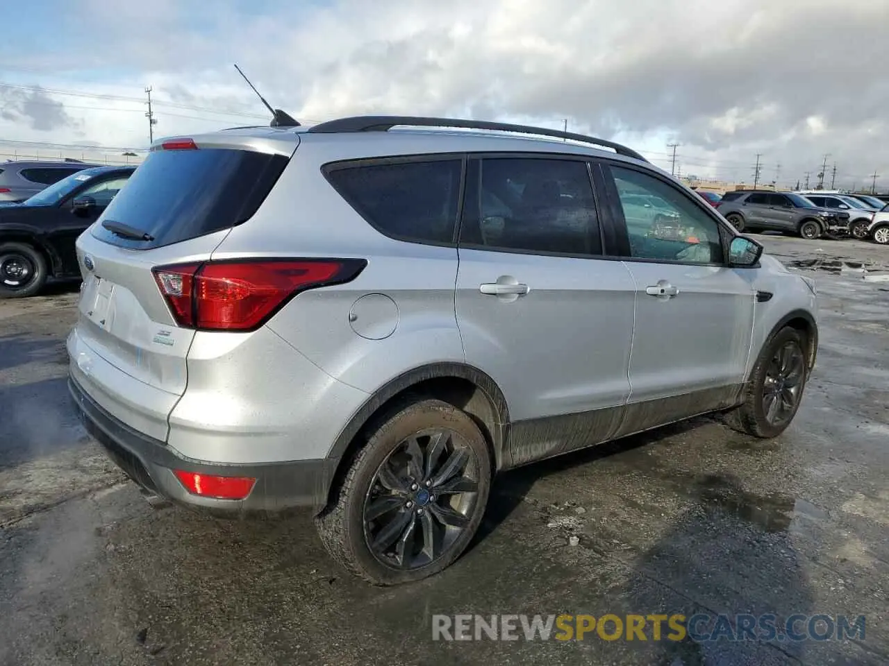 3 fotografías del automóvil dañado 1FMCU0GD9KUB61786 FORD ESCAPE 2019
