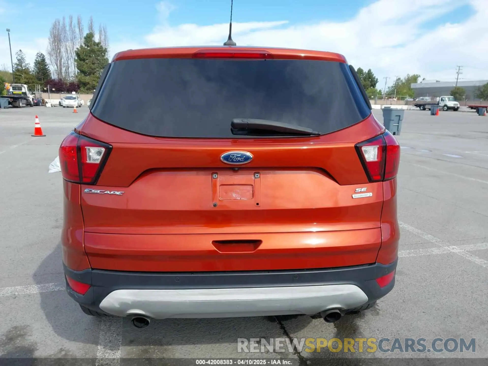 16 fotografías del automóvil dañado 1FMCU0GD9KUB82007 FORD ESCAPE 2019