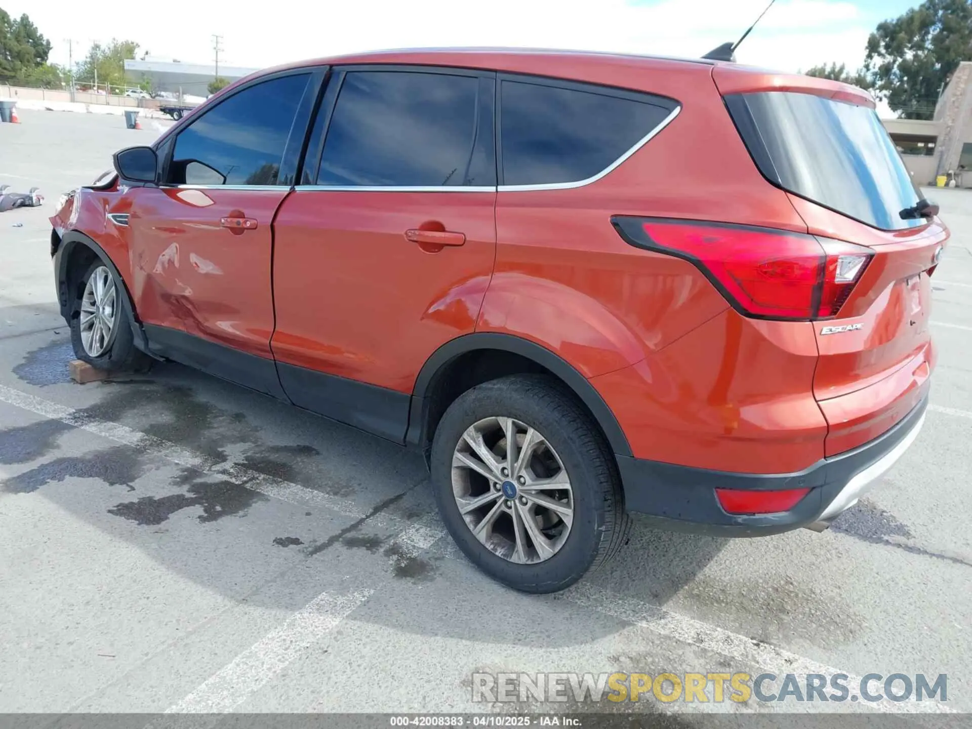 3 fotografías del automóvil dañado 1FMCU0GD9KUB82007 FORD ESCAPE 2019