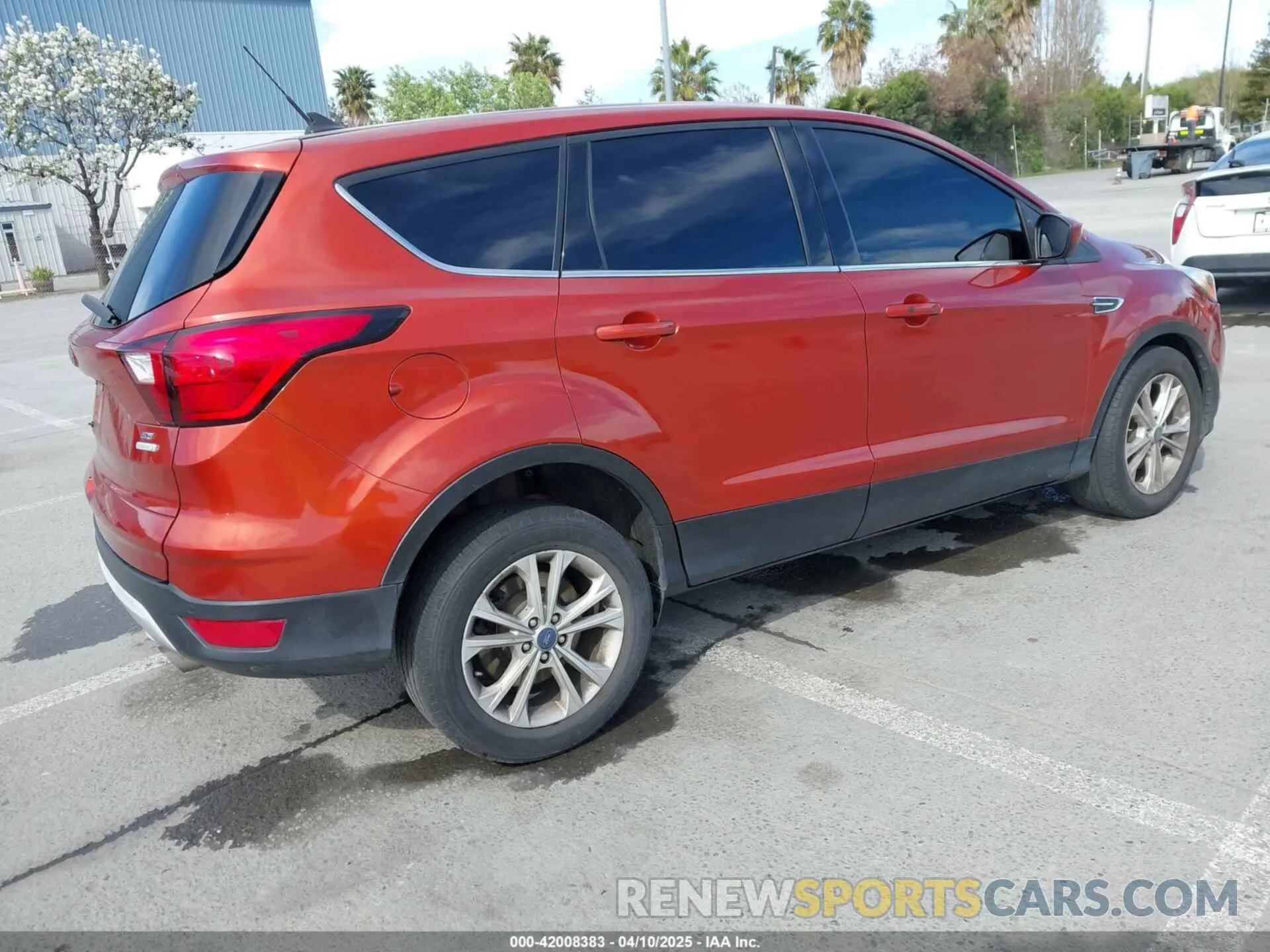 4 fotografías del automóvil dañado 1FMCU0GD9KUB82007 FORD ESCAPE 2019