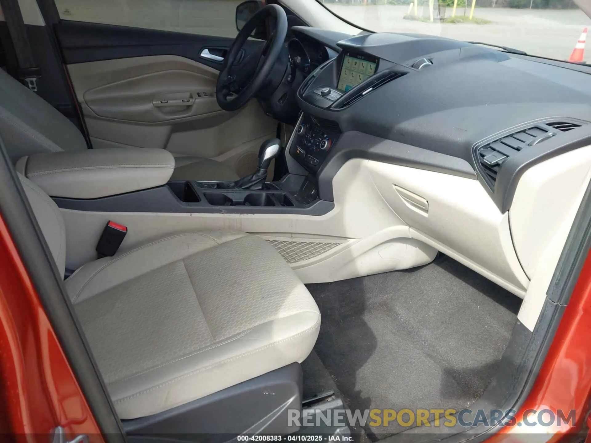 5 fotografías del automóvil dañado 1FMCU0GD9KUB82007 FORD ESCAPE 2019