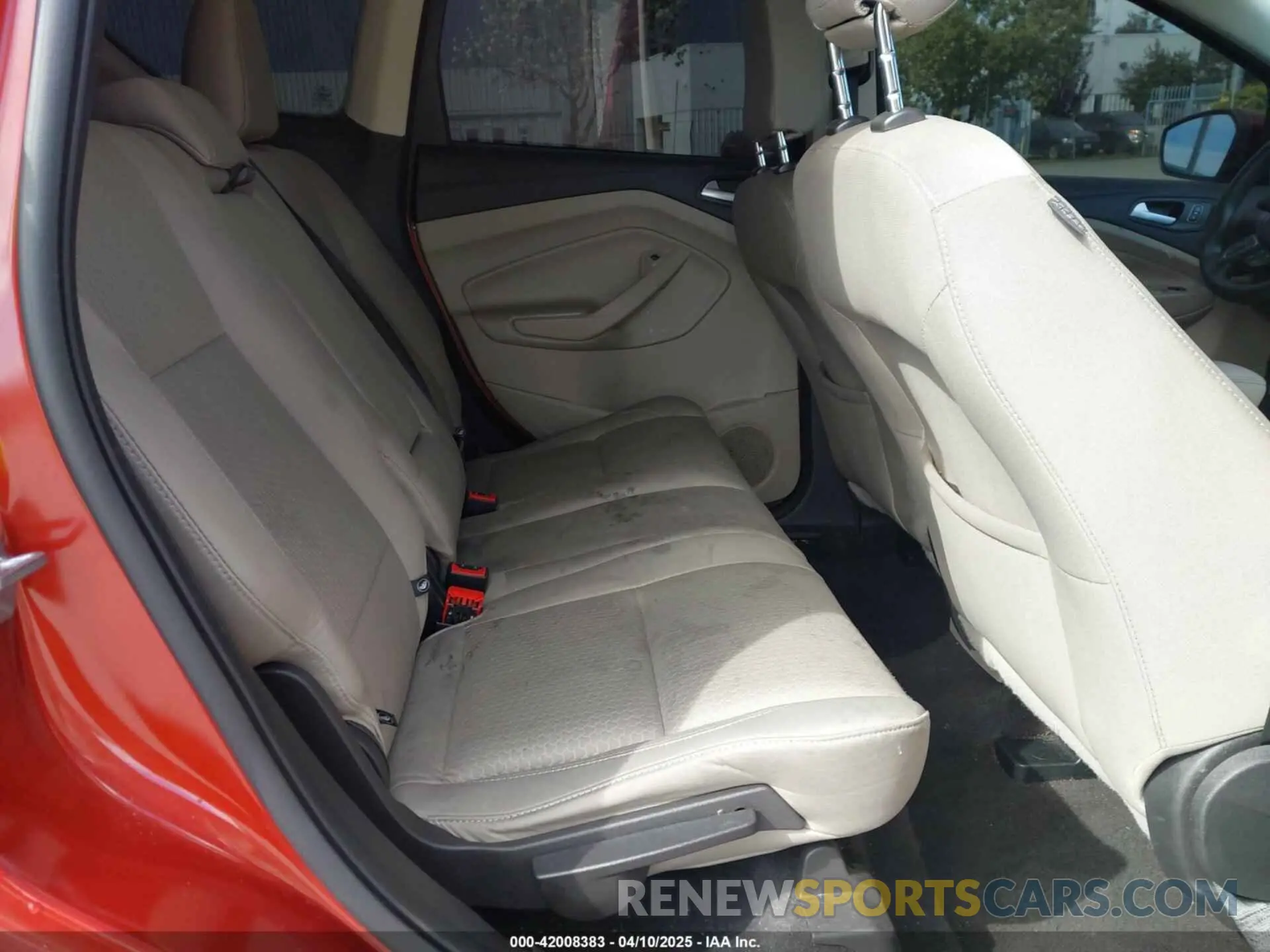 8 fotografías del automóvil dañado 1FMCU0GD9KUB82007 FORD ESCAPE 2019