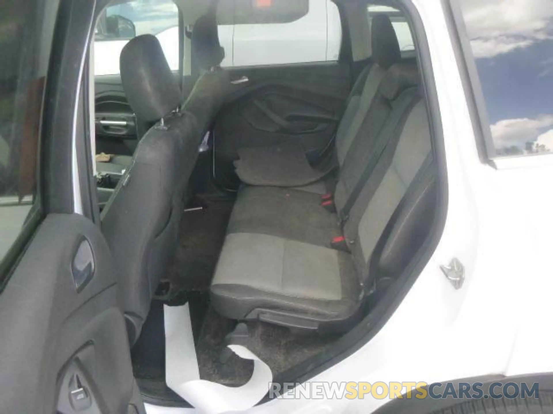 4 fotografías del automóvil dañado 1FMCU0GD9KUB82377 FORD ESCAPE 2019