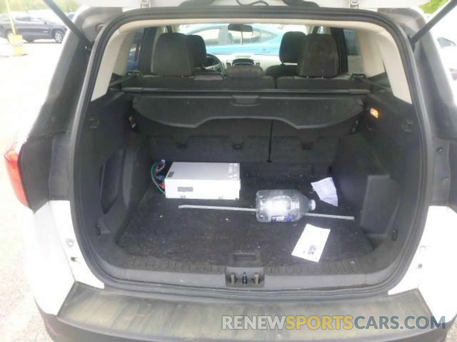 5 fotografías del automóvil dañado 1FMCU0GD9KUB82377 FORD ESCAPE 2019