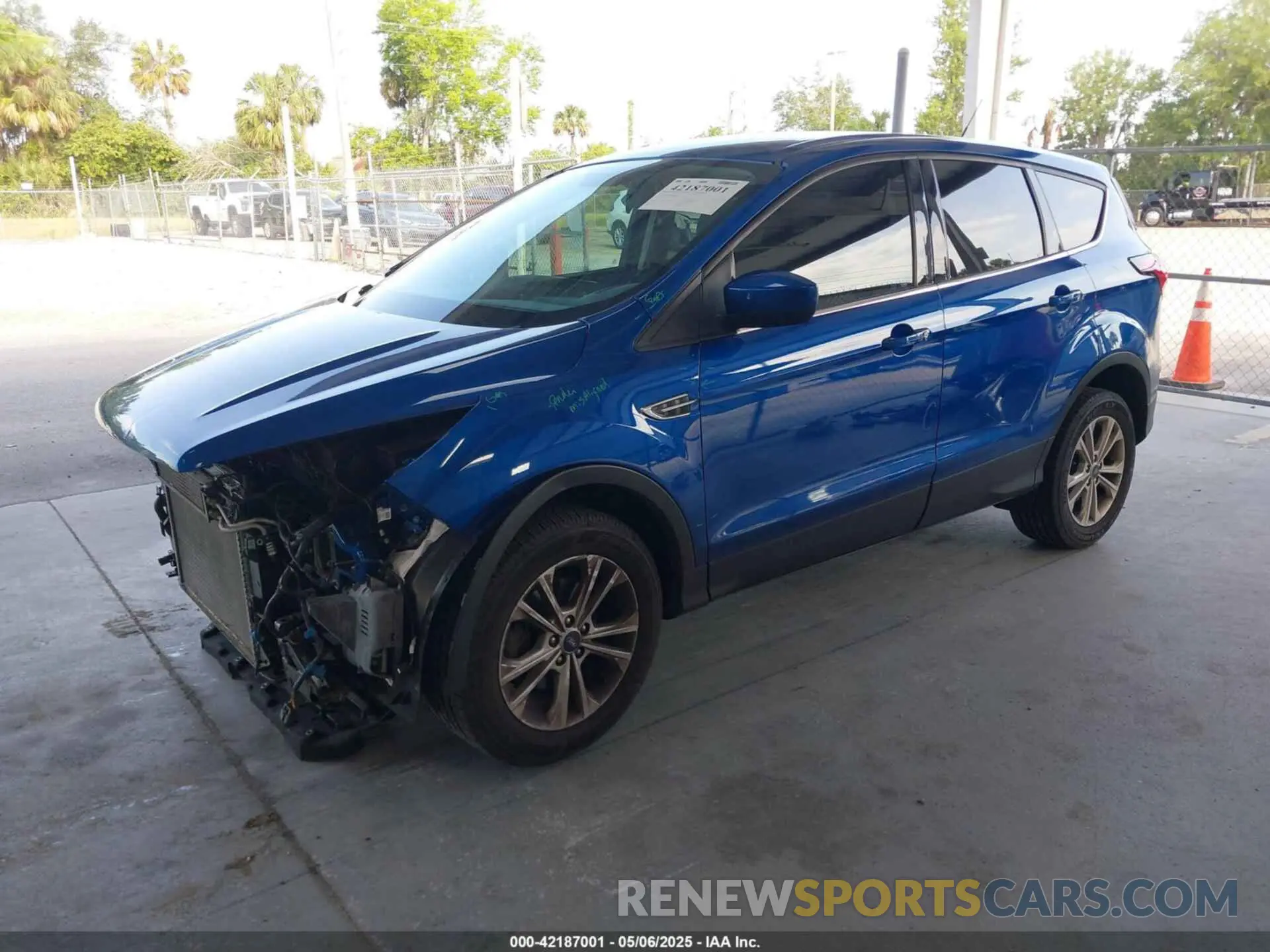 2 fotografías del automóvil dañado 1FMCU0GD9KUB84873 FORD ESCAPE 2019