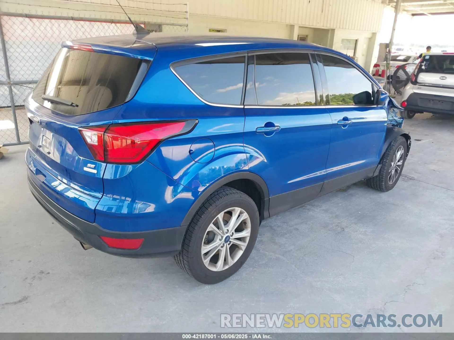 4 fotografías del automóvil dañado 1FMCU0GD9KUB84873 FORD ESCAPE 2019