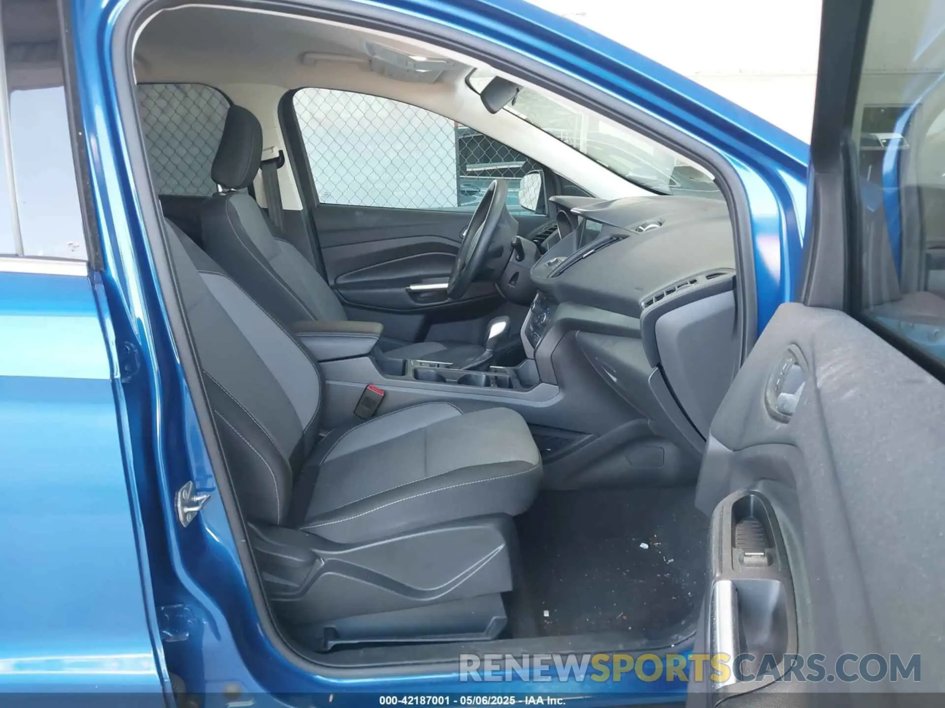 5 fotografías del automóvil dañado 1FMCU0GD9KUB84873 FORD ESCAPE 2019