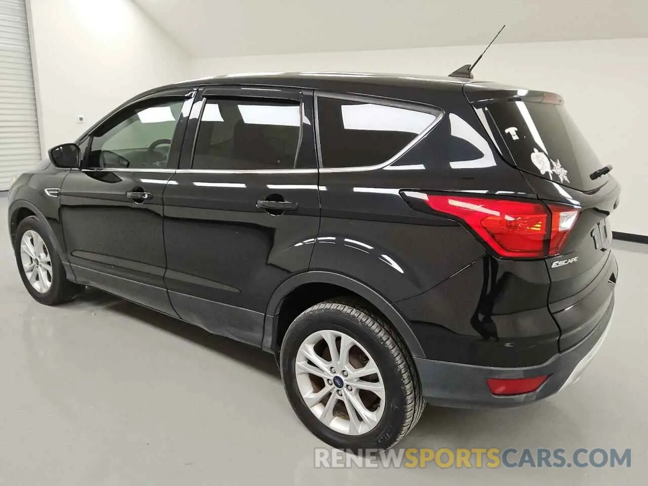 2 fotografías del automóvil dañado 1FMCU0GD9KUC52704 FORD ESCAPE 2019