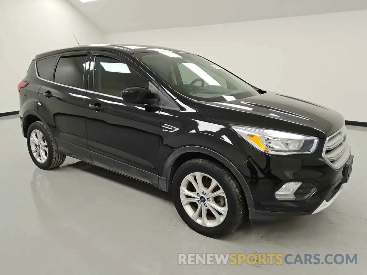 4 fotografías del automóvil dañado 1FMCU0GD9KUC52704 FORD ESCAPE 2019