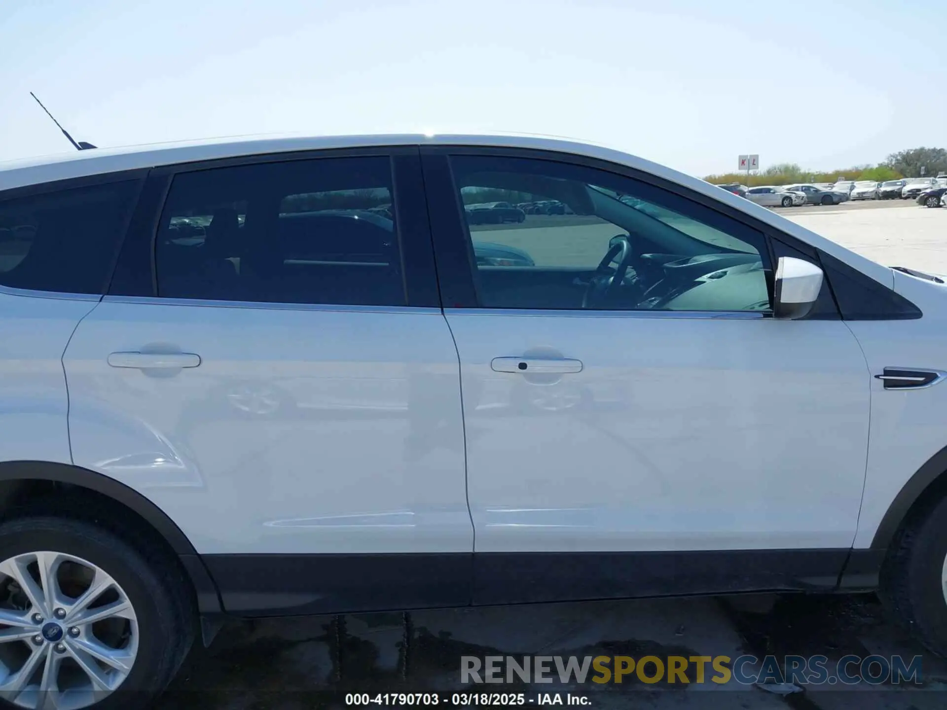 14 fotografías del automóvil dañado 1FMCU0GDXKUA53726 FORD ESCAPE 2019