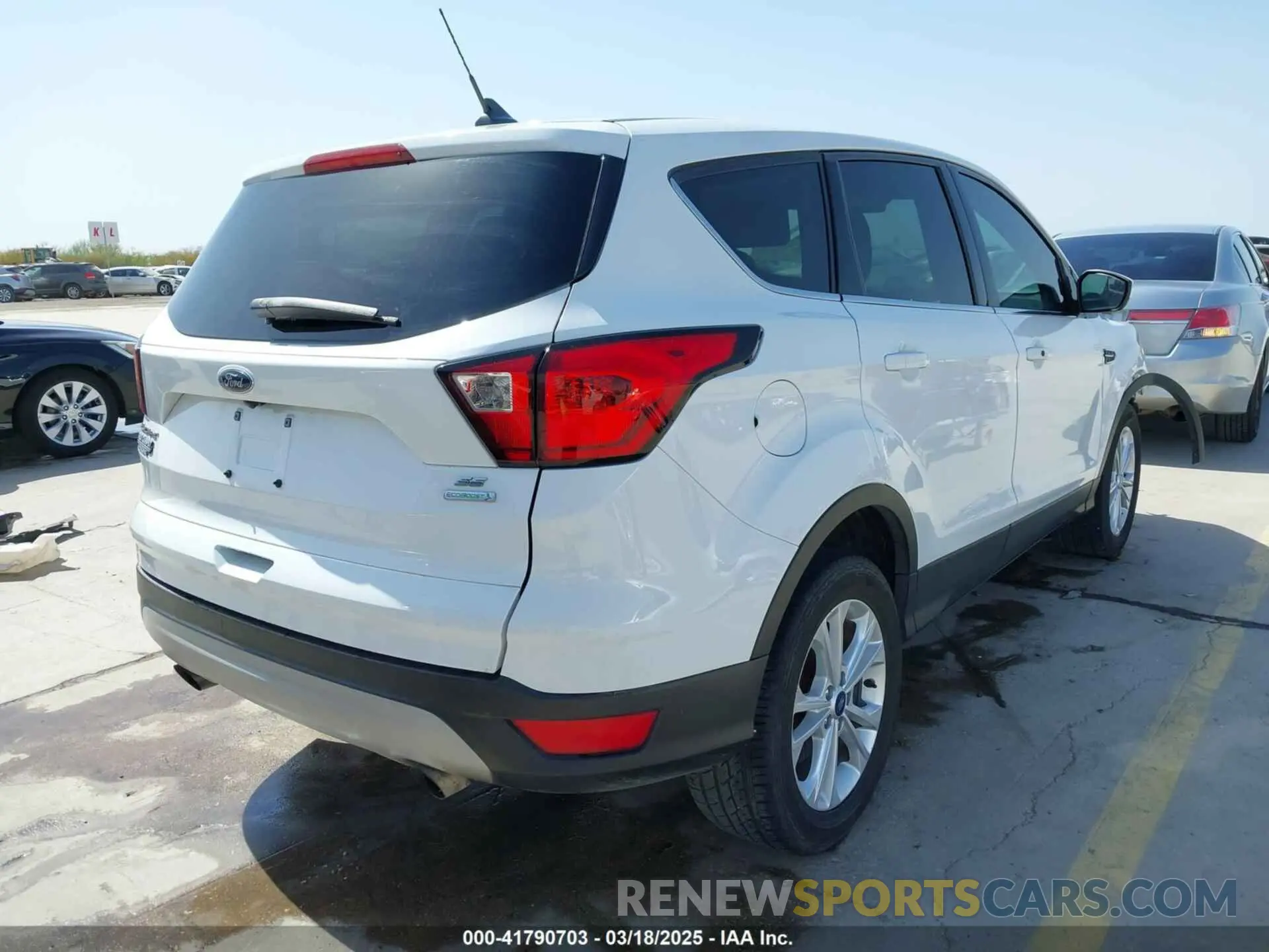4 fotografías del automóvil dañado 1FMCU0GDXKUA53726 FORD ESCAPE 2019
