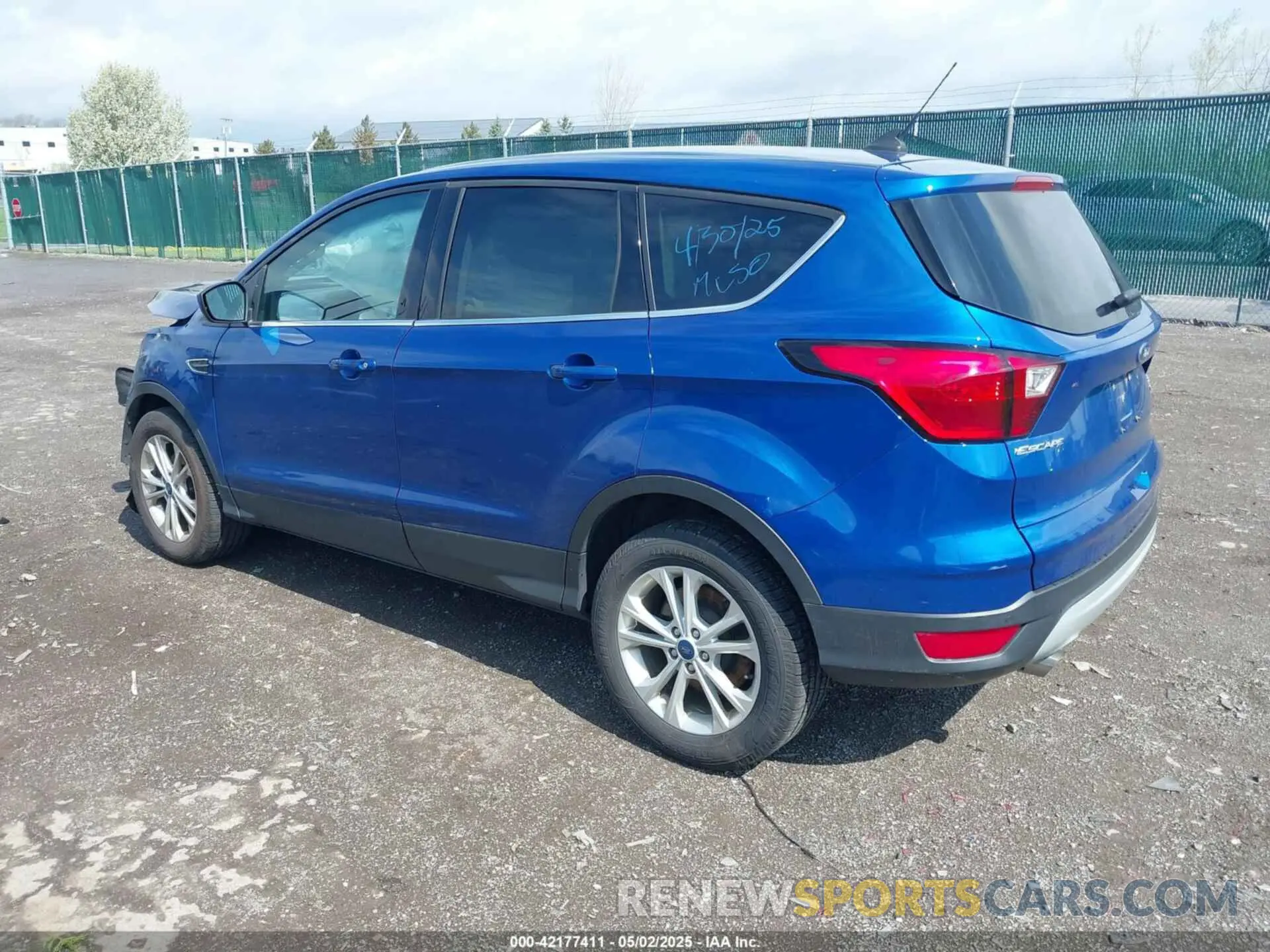 3 fotografías del automóvil dañado 1FMCU0GDXKUB81786 FORD ESCAPE 2019