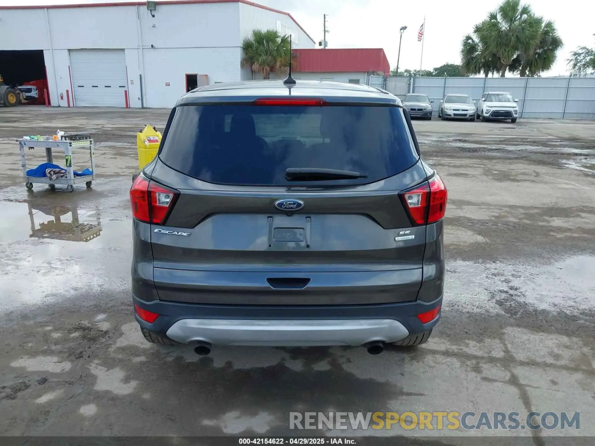 16 fotografías del automóvil dañado 1FMCU0GDXKUB95350 FORD ESCAPE 2019