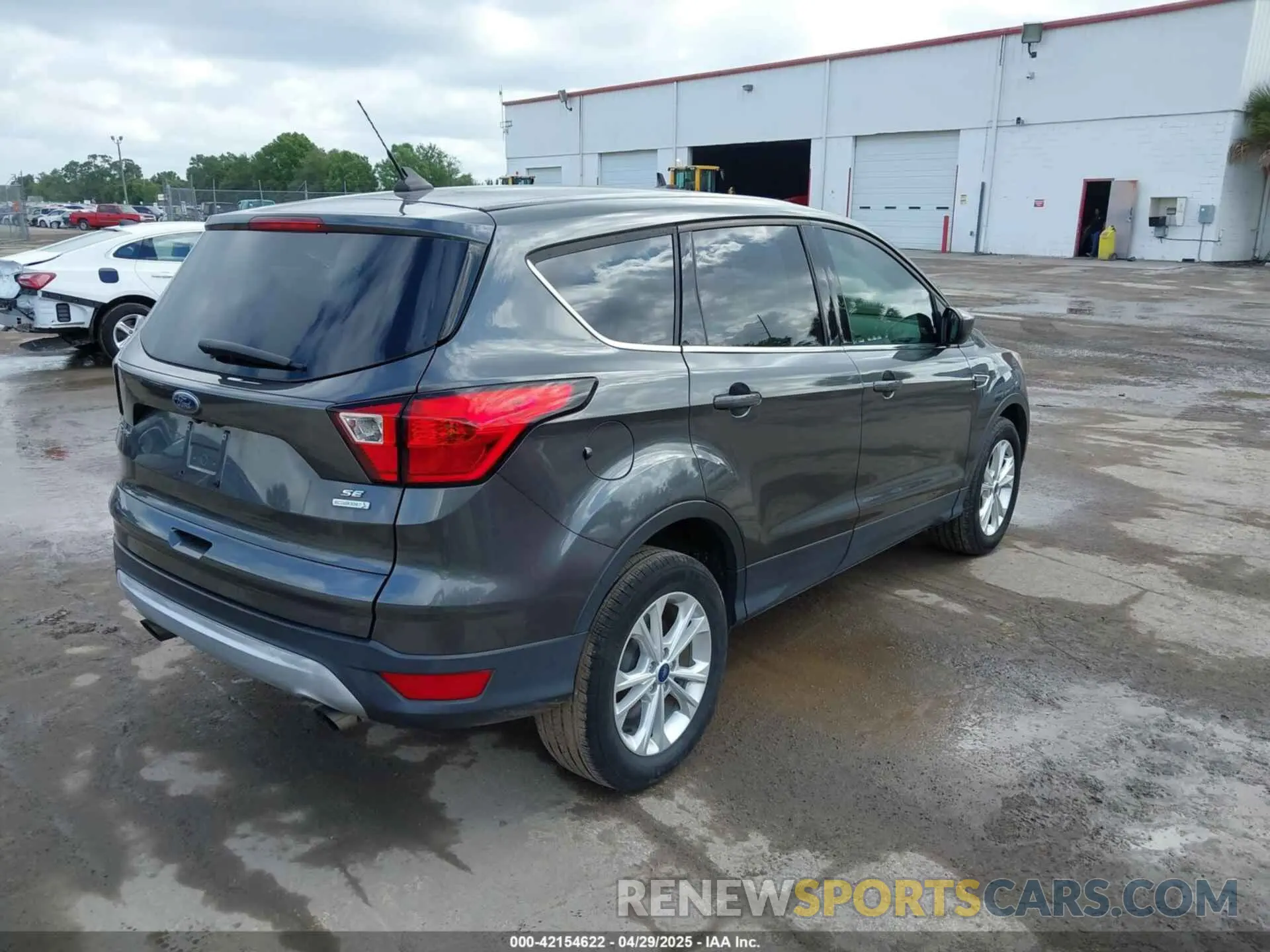 4 fotografías del automóvil dañado 1FMCU0GDXKUB95350 FORD ESCAPE 2019