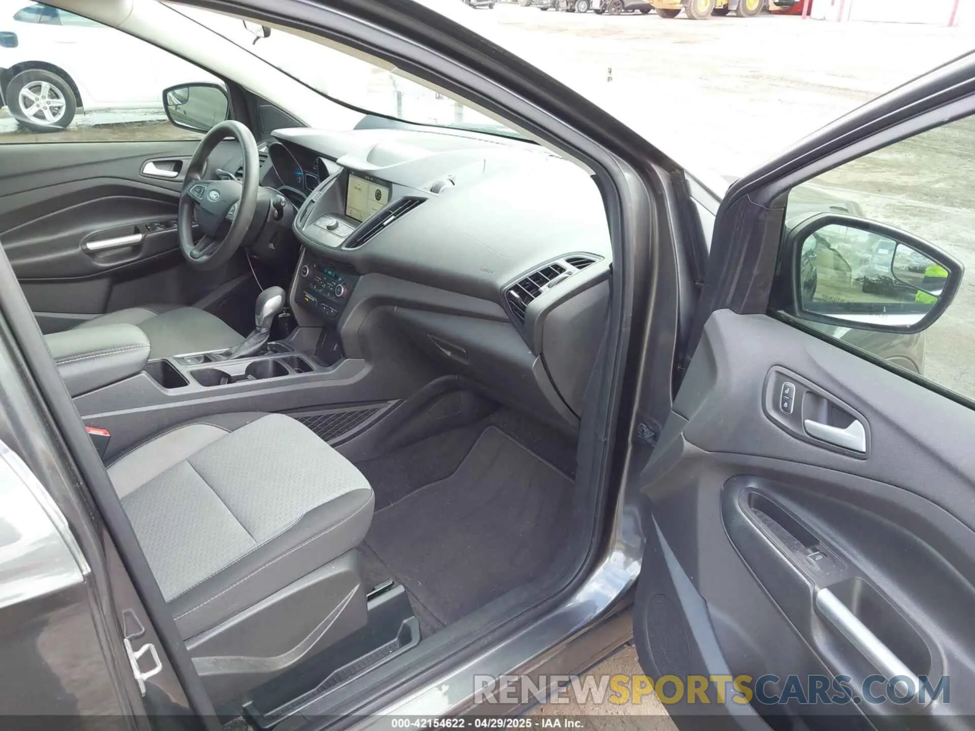 5 fotografías del automóvil dañado 1FMCU0GDXKUB95350 FORD ESCAPE 2019
