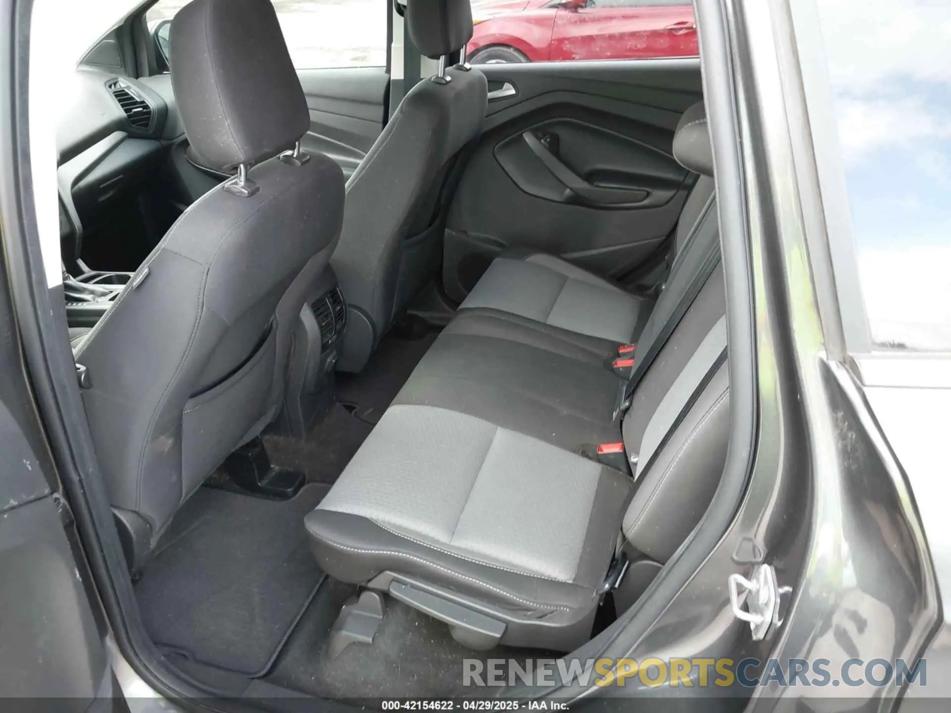 8 fotografías del automóvil dañado 1FMCU0GDXKUB95350 FORD ESCAPE 2019