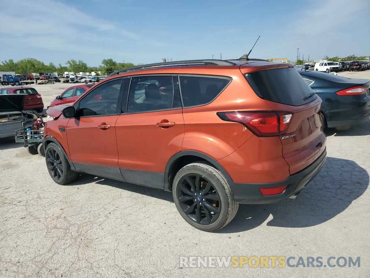2 fotografías del automóvil dañado 1FMCU0GDXKUC52985 FORD ESCAPE 2019