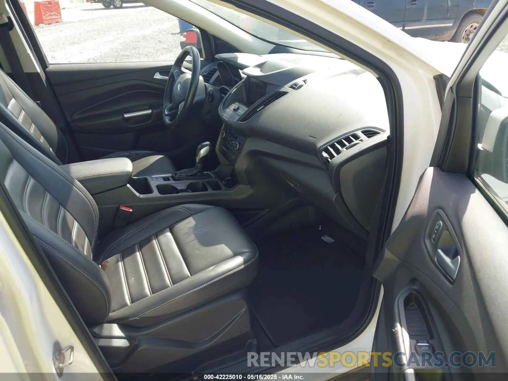 5 fotografías del automóvil dañado 1FMCU0HD1KUB76409 FORD ESCAPE 2019