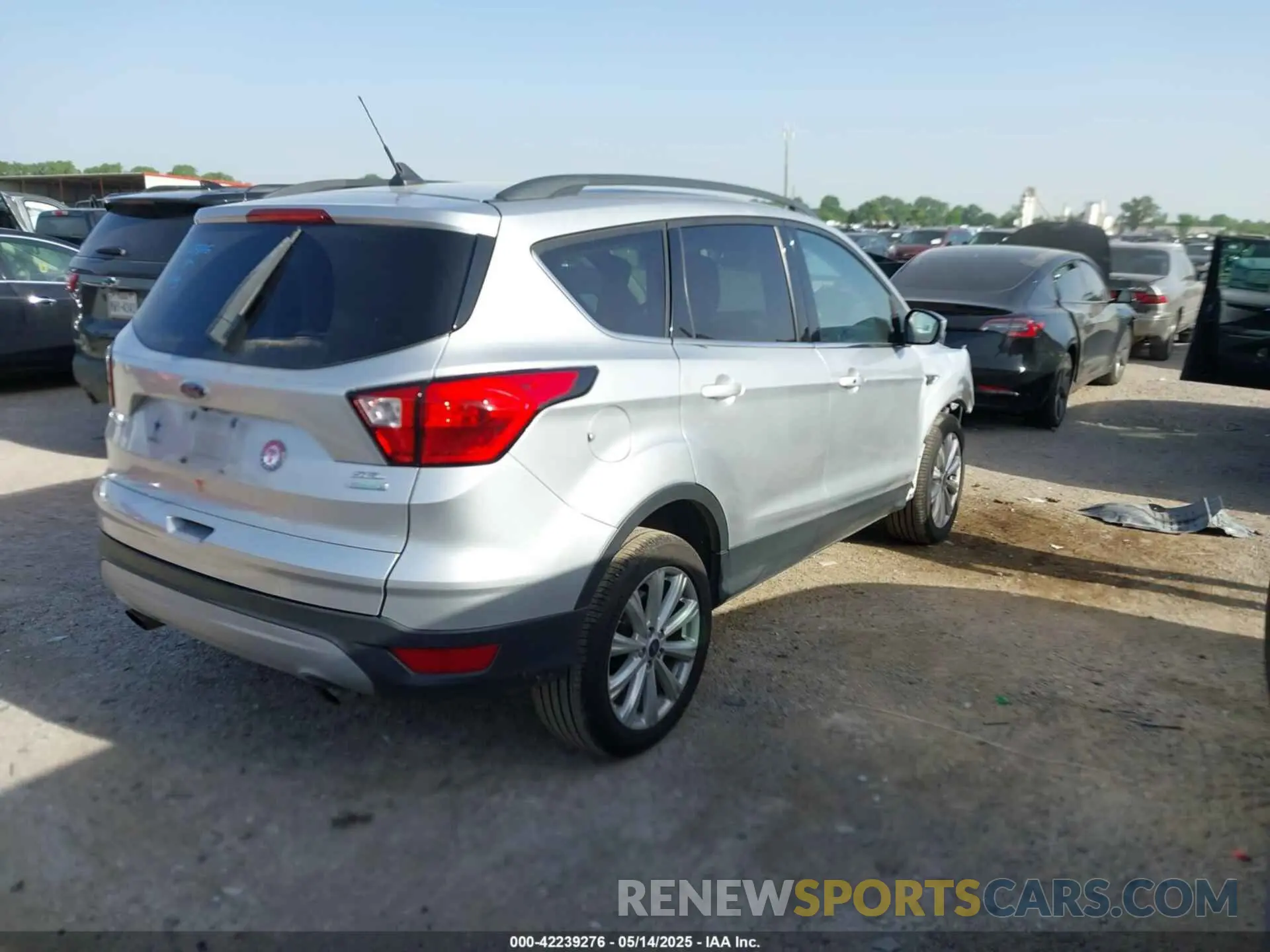 4 fotografías del automóvil dañado 1FMCU0HD5KUA99883 FORD ESCAPE 2019