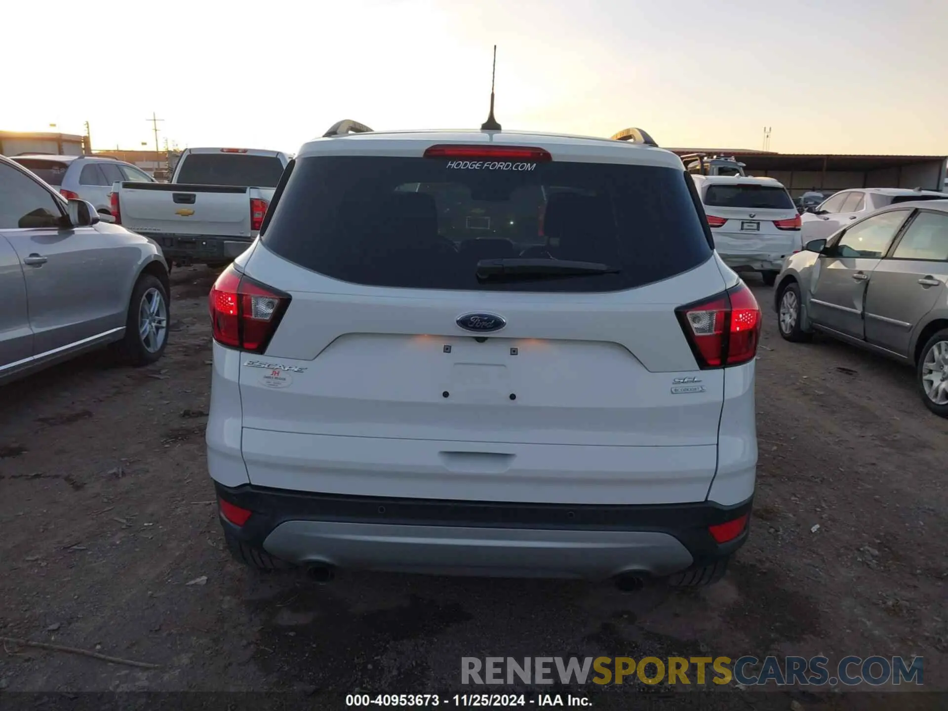 16 fotografías del automóvil dañado 1FMCU0HD6KUB01222 FORD ESCAPE 2019