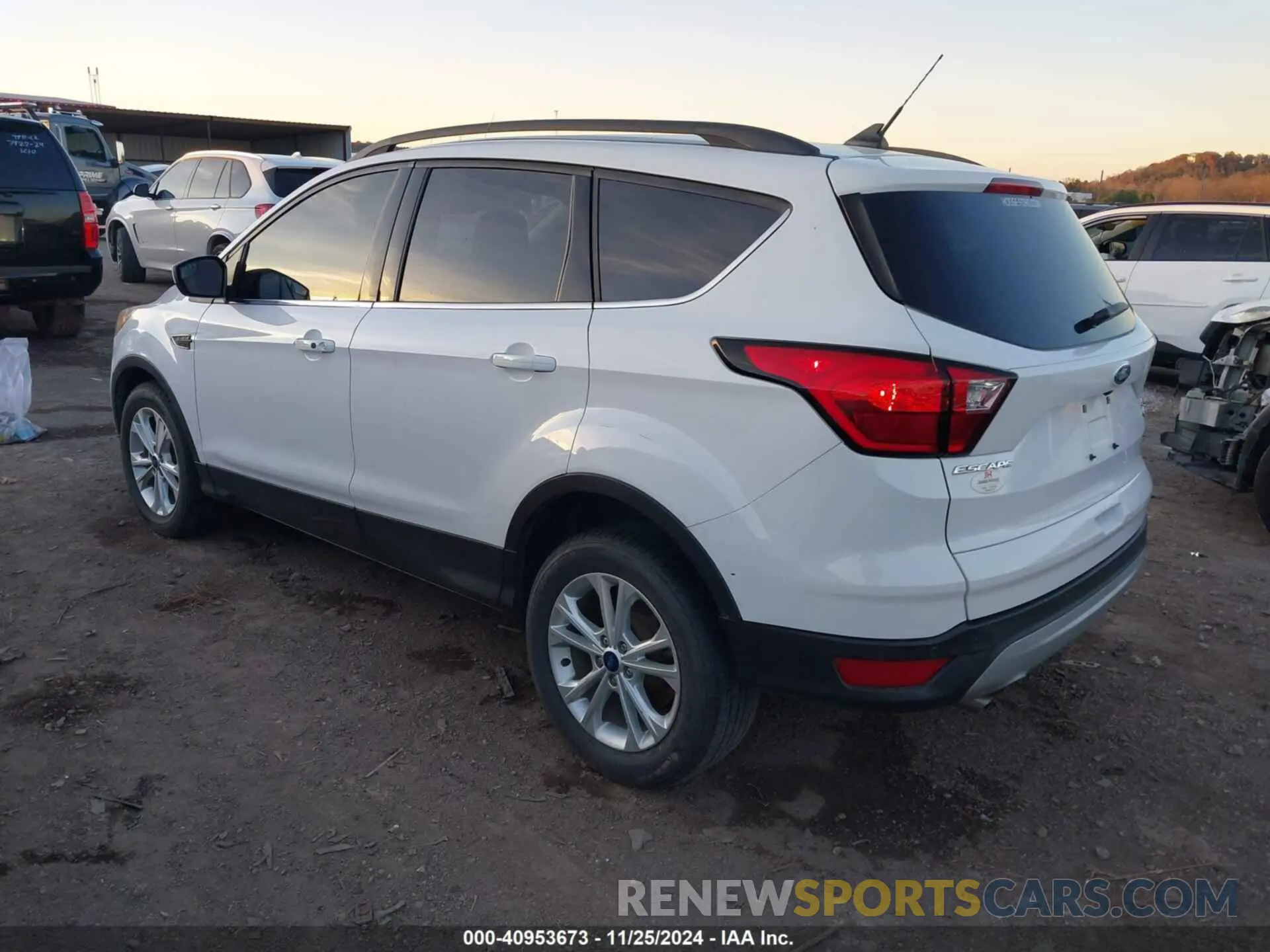 3 fotografías del automóvil dañado 1FMCU0HD6KUB01222 FORD ESCAPE 2019
