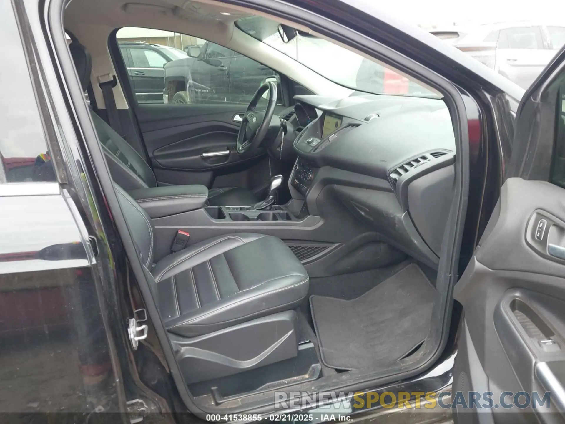 5 fotografías del automóvil dañado 1FMCU0HD7KUB00659 FORD ESCAPE 2019