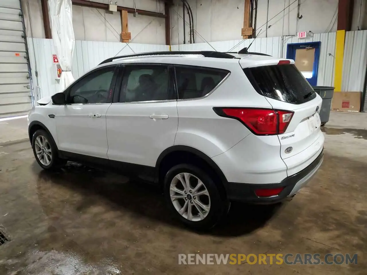 2 fotografías del automóvil dañado 1FMCU0HD9KUA10347 FORD ESCAPE 2019