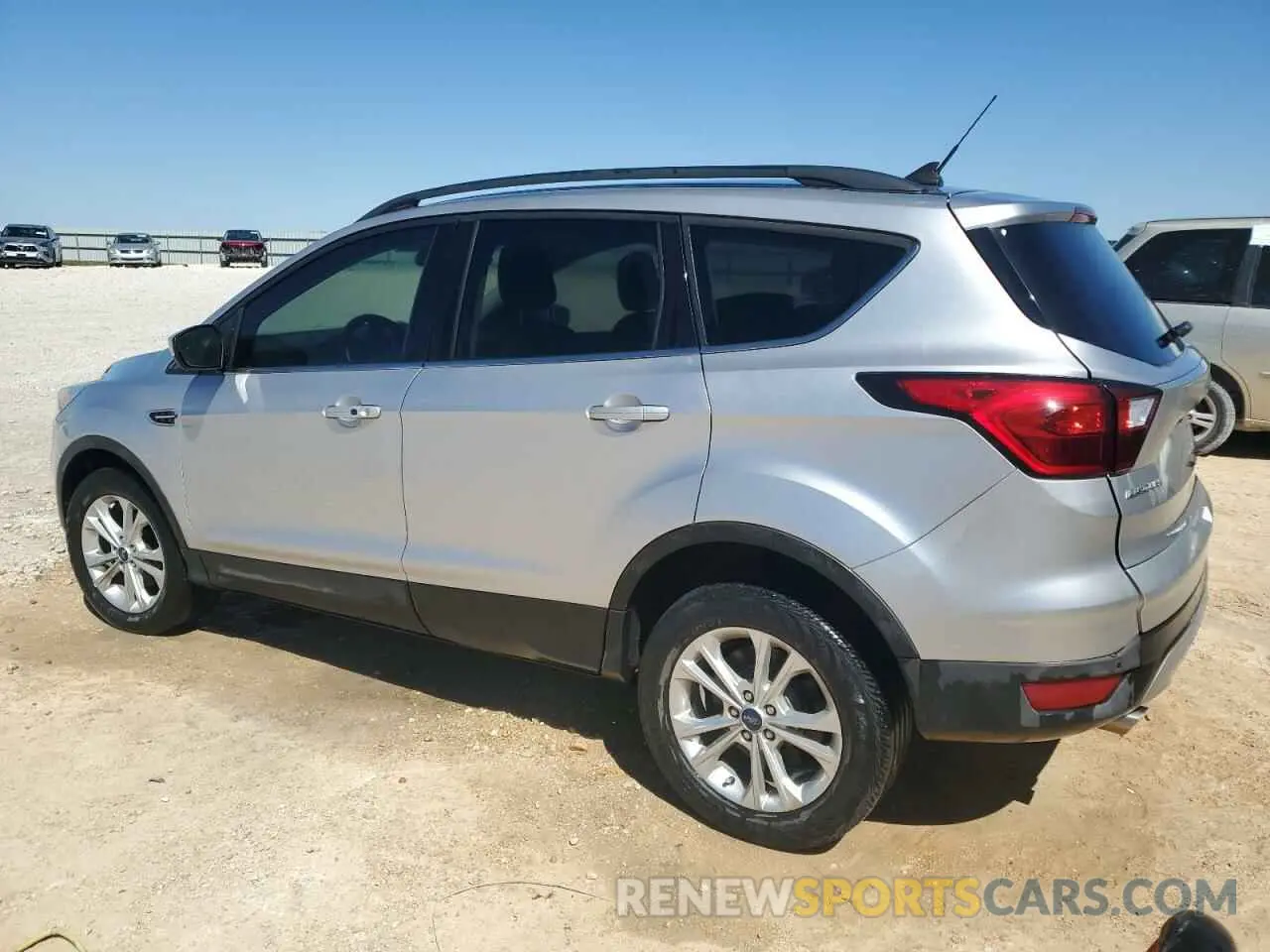 2 fotografías del automóvil dañado 1FMCU0HD9KUA11904 FORD ESCAPE 2019