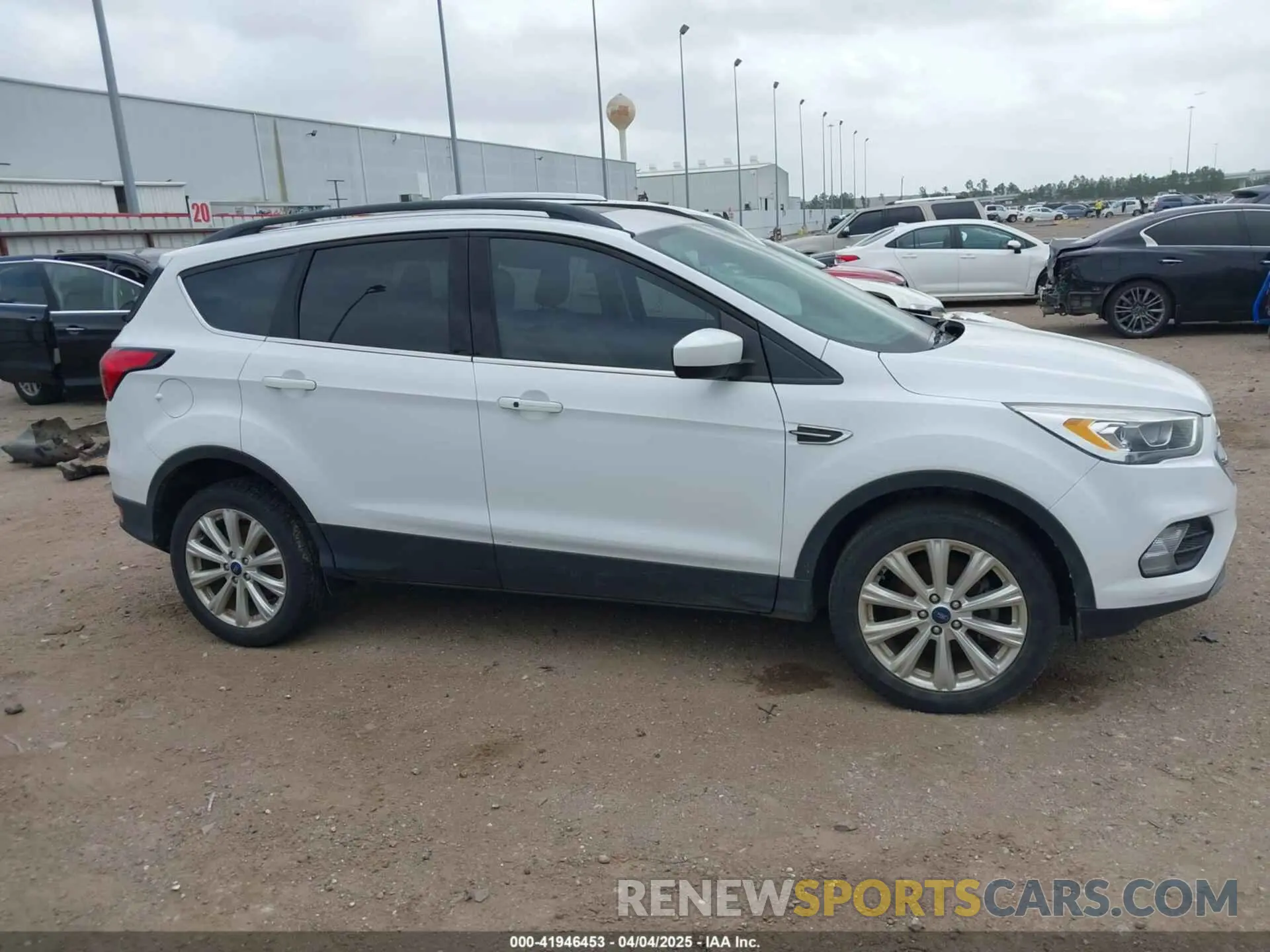 13 fotografías del automóvil dañado 1FMCU0HDXKUB57261 FORD ESCAPE 2019