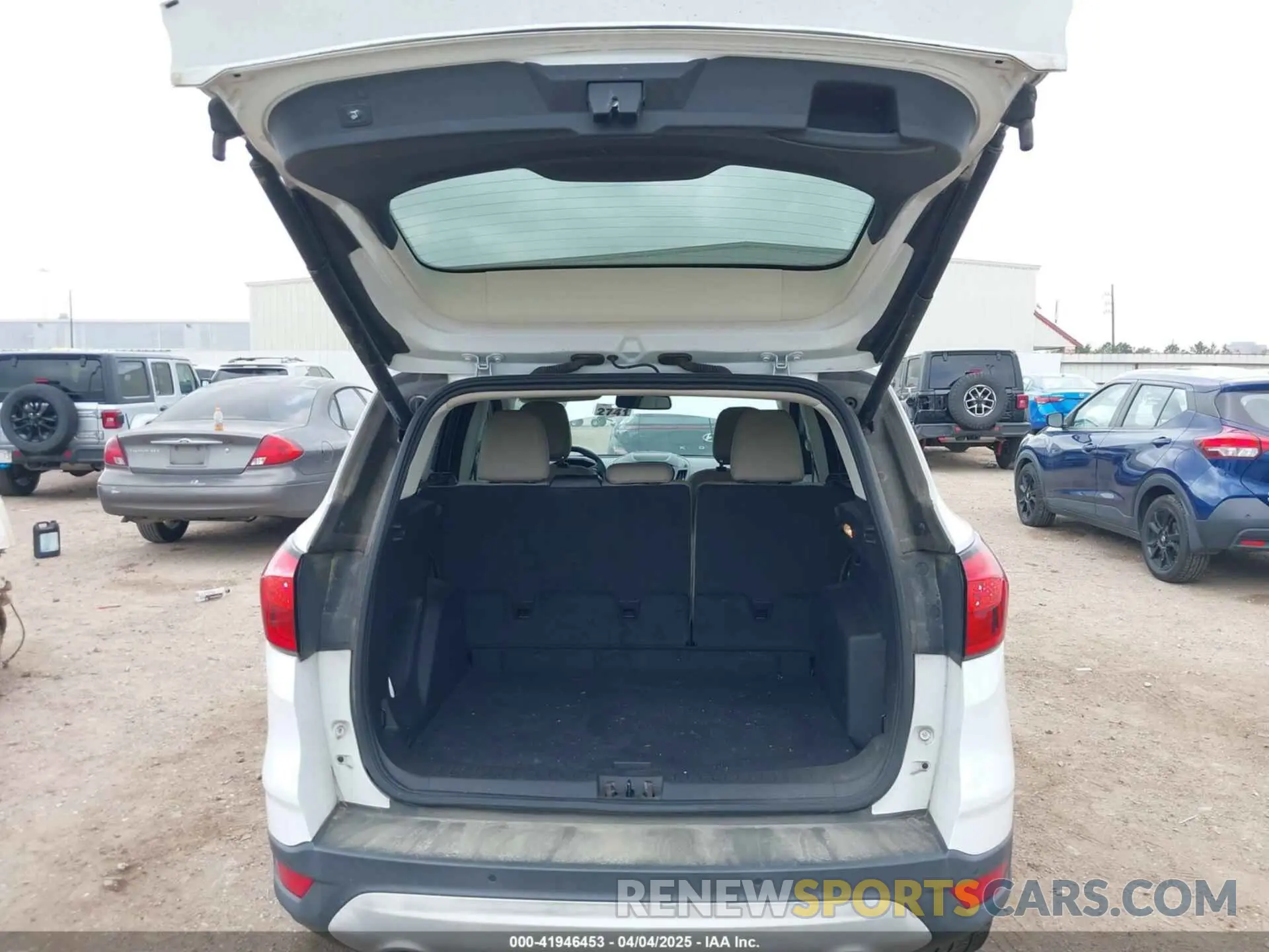 17 fotografías del automóvil dañado 1FMCU0HDXKUB57261 FORD ESCAPE 2019