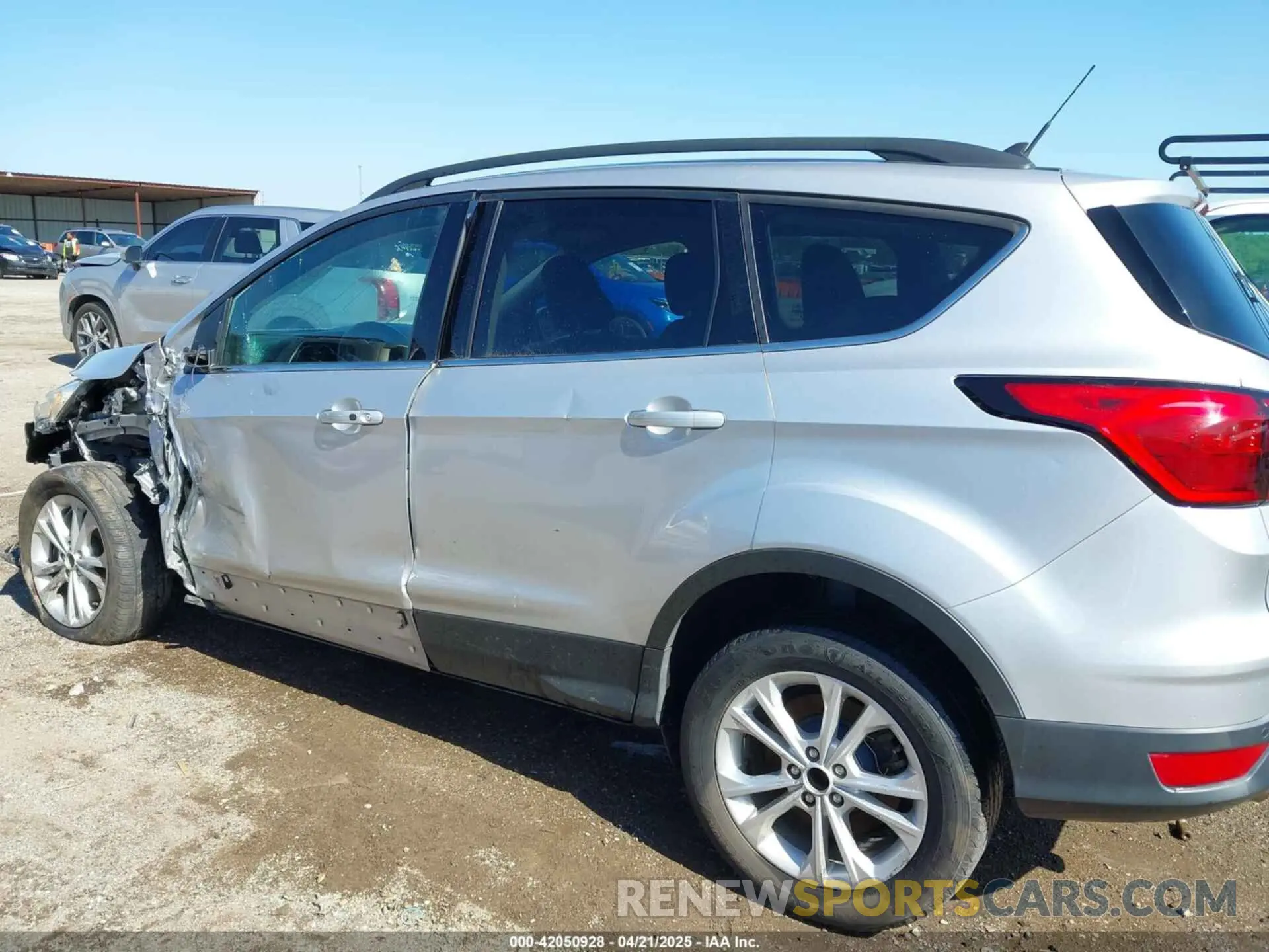 14 fotografías del automóvil dañado 1FMCU0HDXKUC08077 FORD ESCAPE 2019