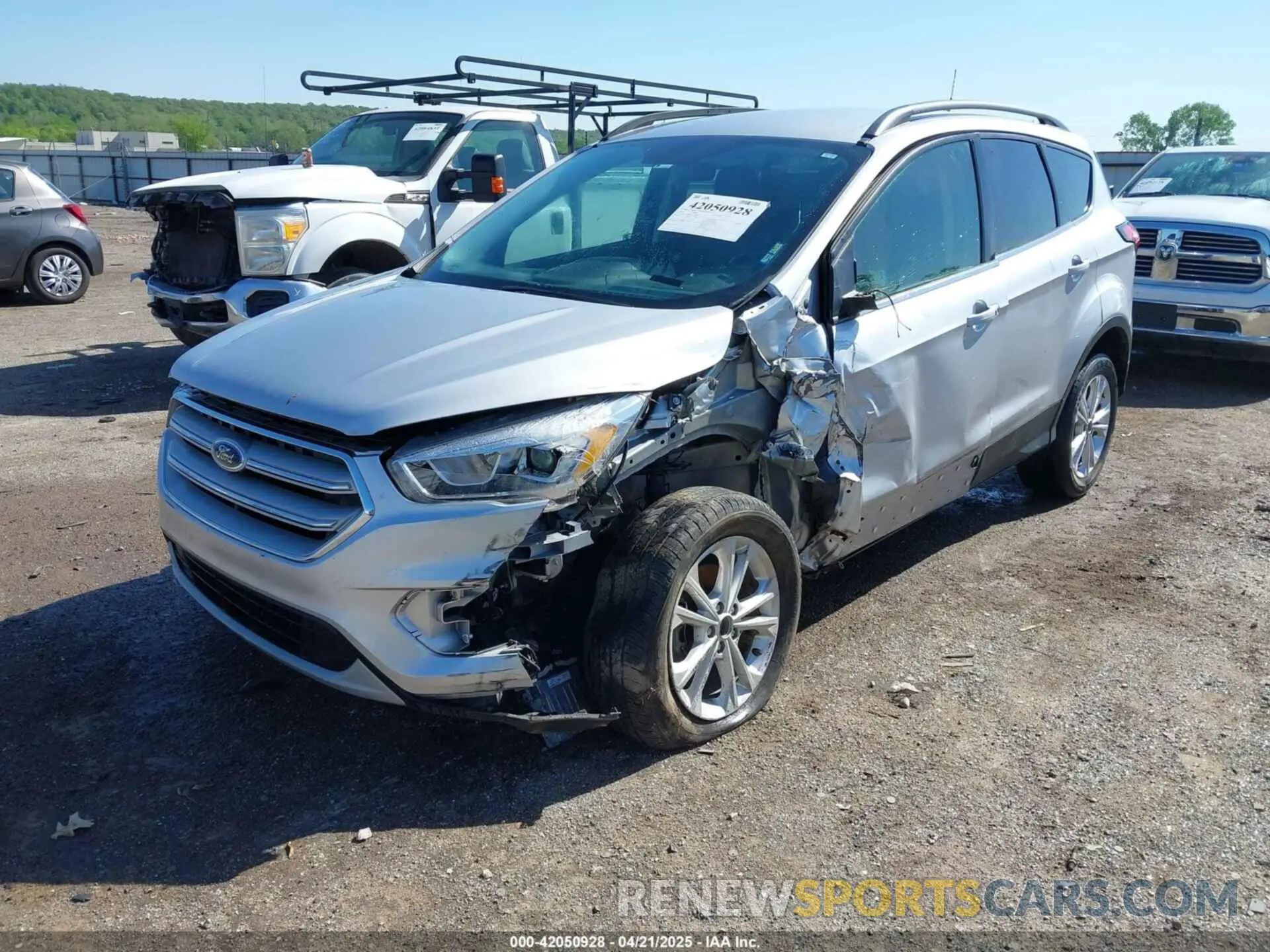 2 fotografías del automóvil dañado 1FMCU0HDXKUC08077 FORD ESCAPE 2019