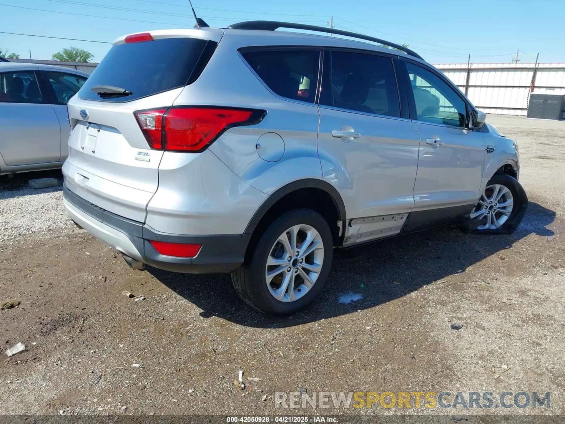 4 fotografías del automóvil dañado 1FMCU0HDXKUC08077 FORD ESCAPE 2019