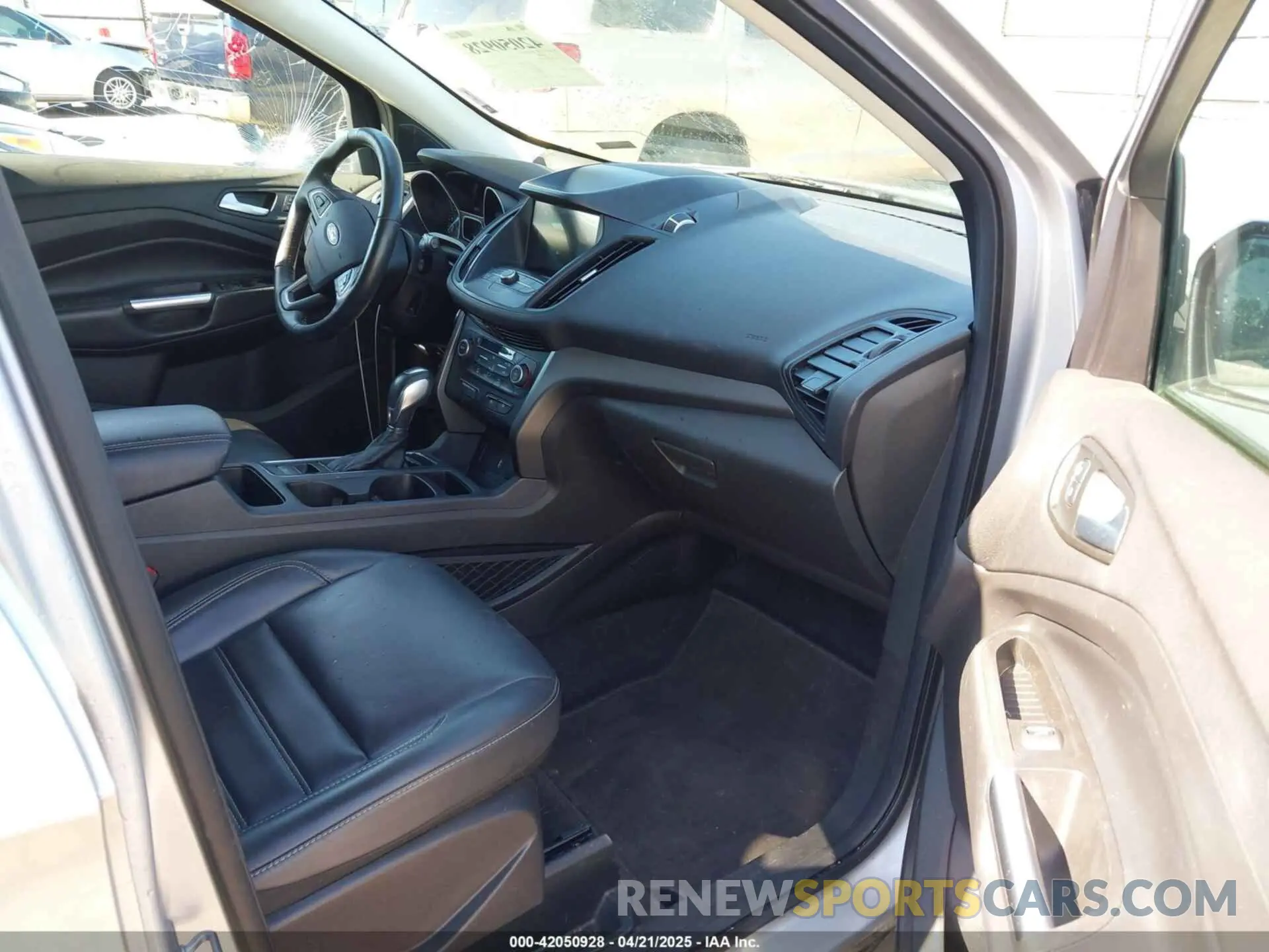 5 fotografías del automóvil dañado 1FMCU0HDXKUC08077 FORD ESCAPE 2019