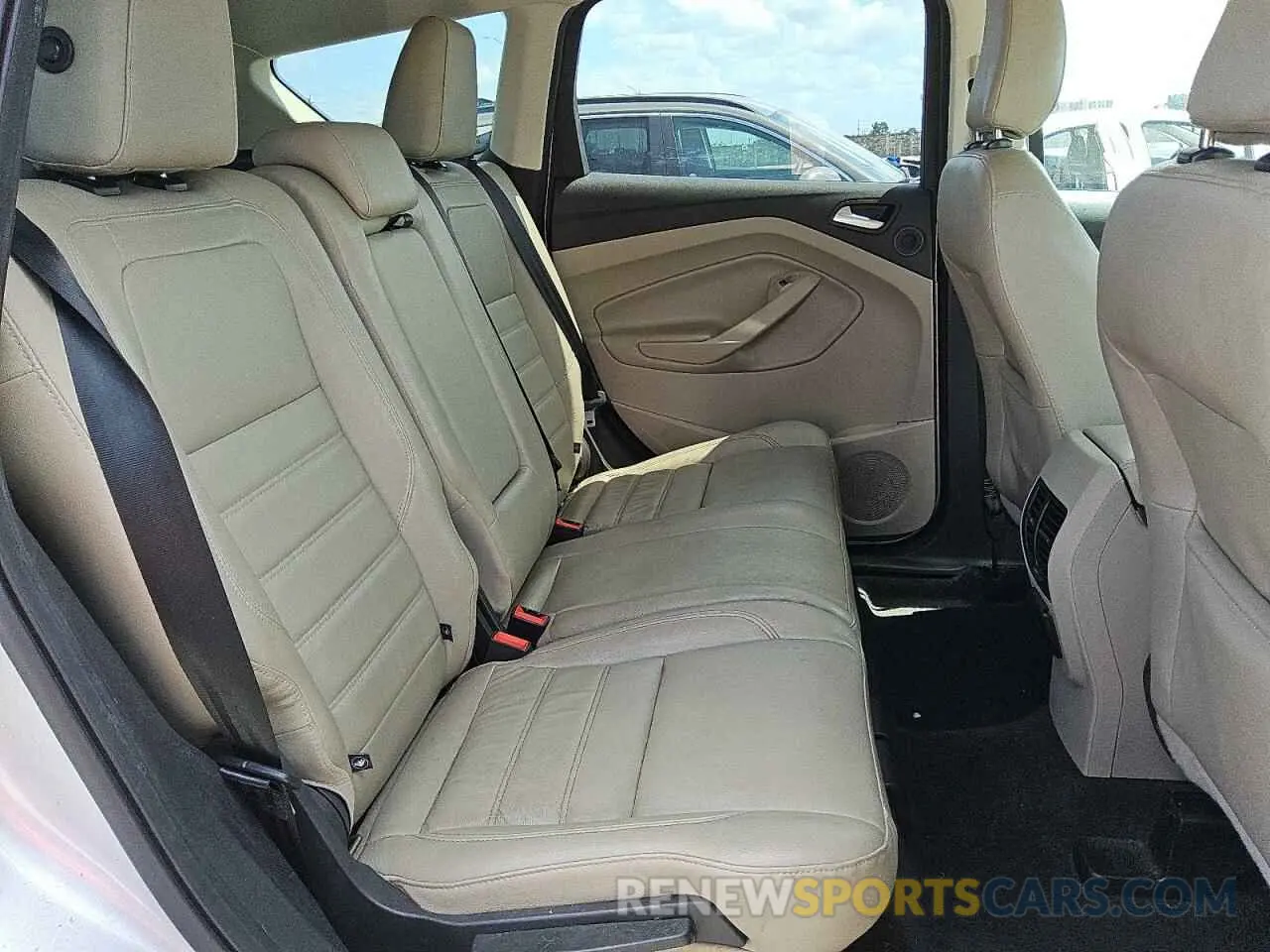 10 fotografías del automóvil dañado 1FMCU0J95KUB48327 FORD ESCAPE 2019