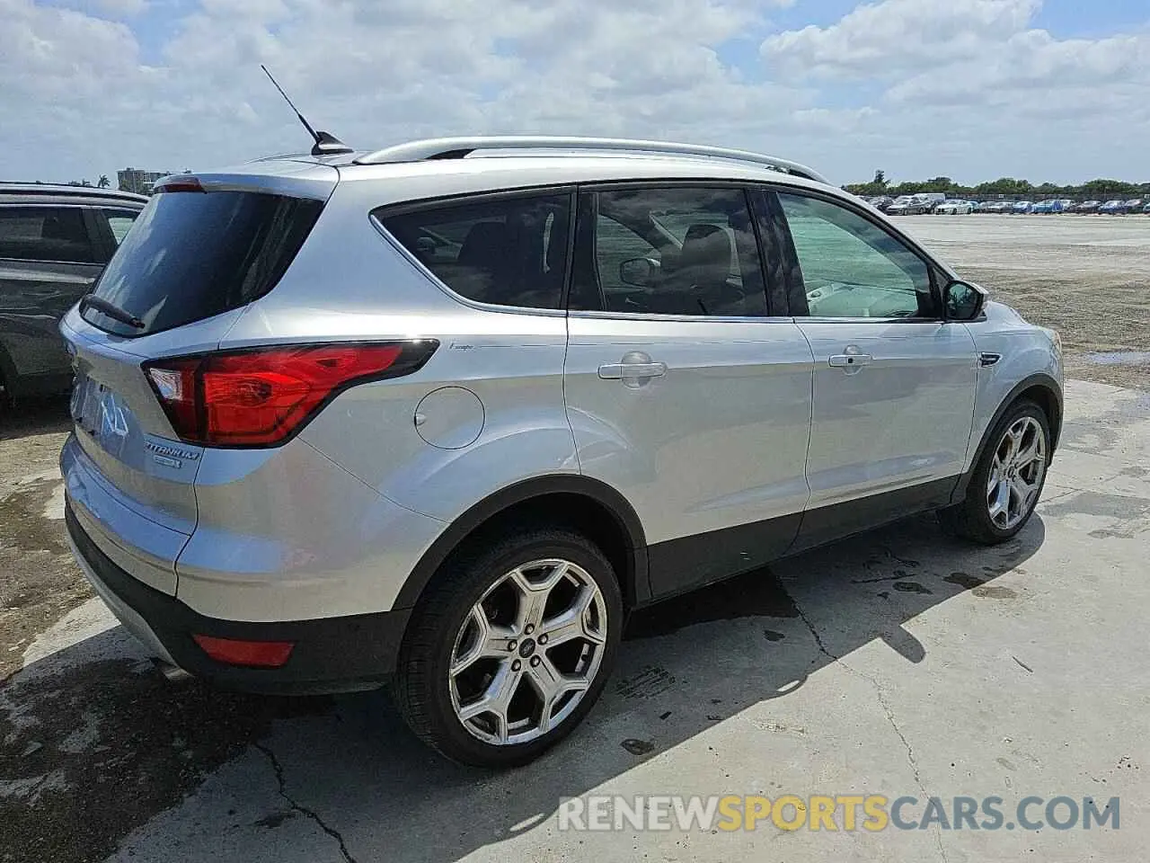 3 fotografías del automóvil dañado 1FMCU0J95KUB48327 FORD ESCAPE 2019