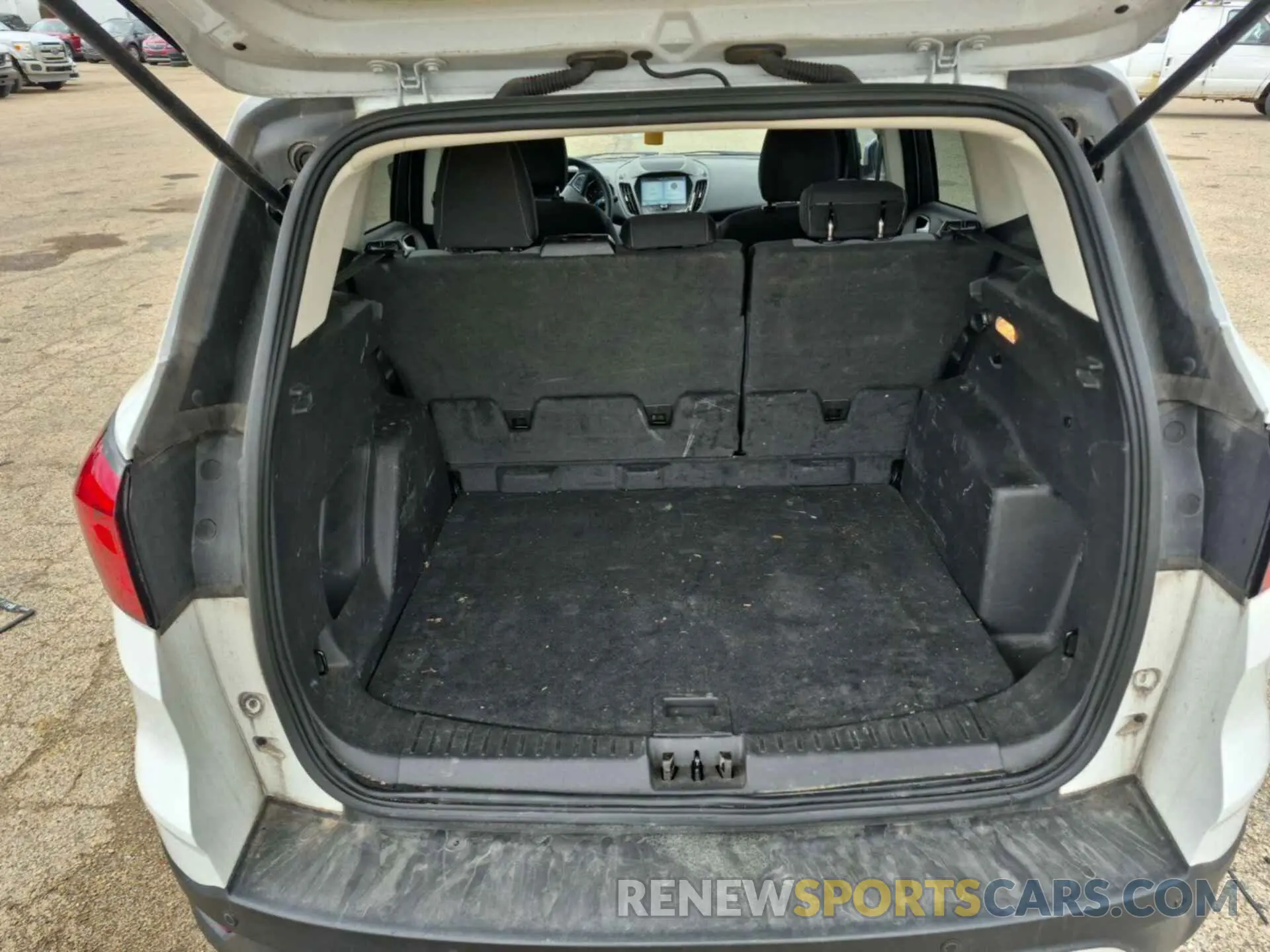 2 fotografías del automóvil dañado 1FMCU9GD0KUA75707 FORD ESCAPE 2019