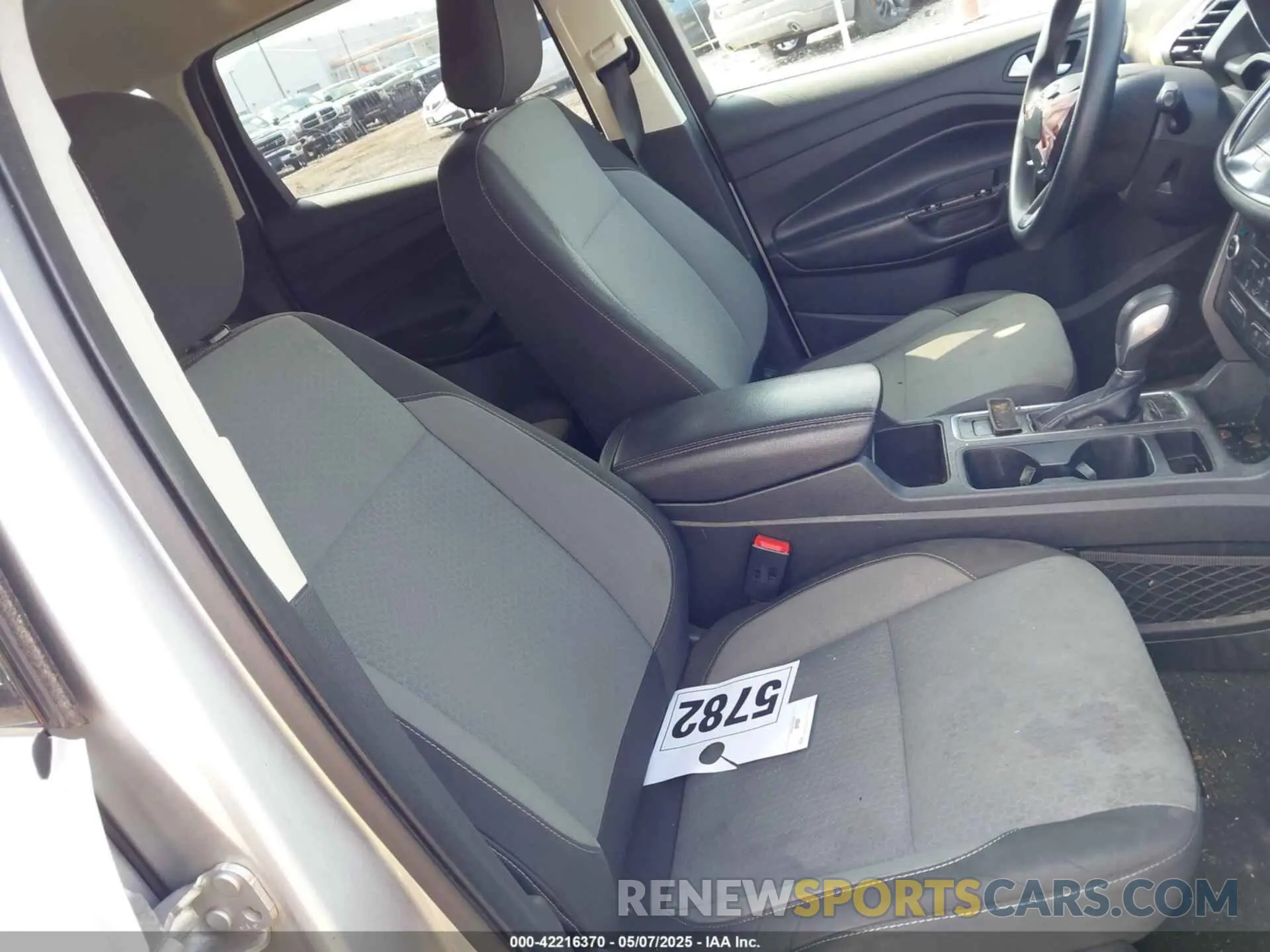 5 fotografías del automóvil dañado 1FMCU9GD2KUA60321 FORD ESCAPE 2019