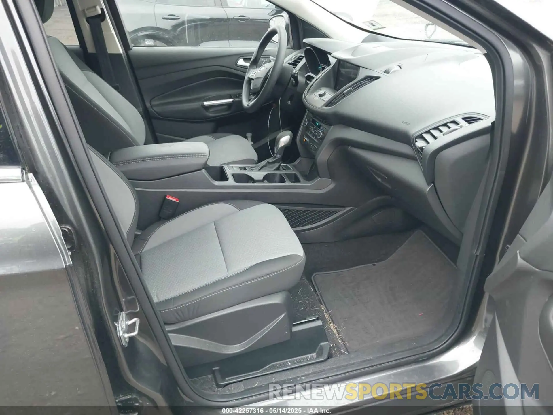 5 fotografías del automóvil dañado 1FMCU9GD3KUA67083 FORD ESCAPE 2019