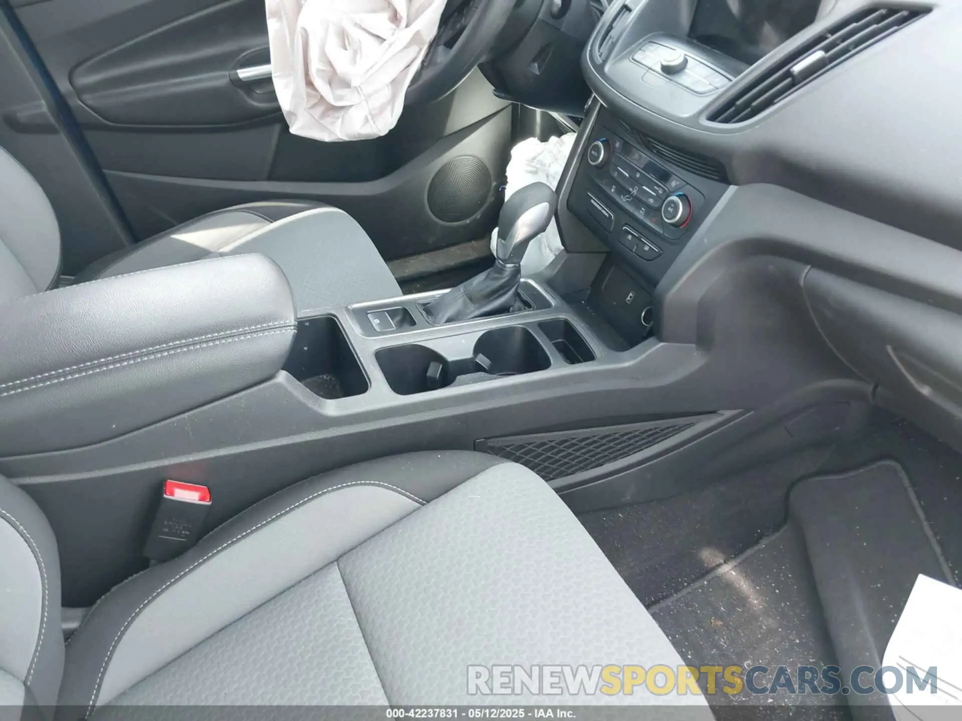 5 fotografías del automóvil dañado 1FMCU9GD5KUC48900 FORD ESCAPE 2019