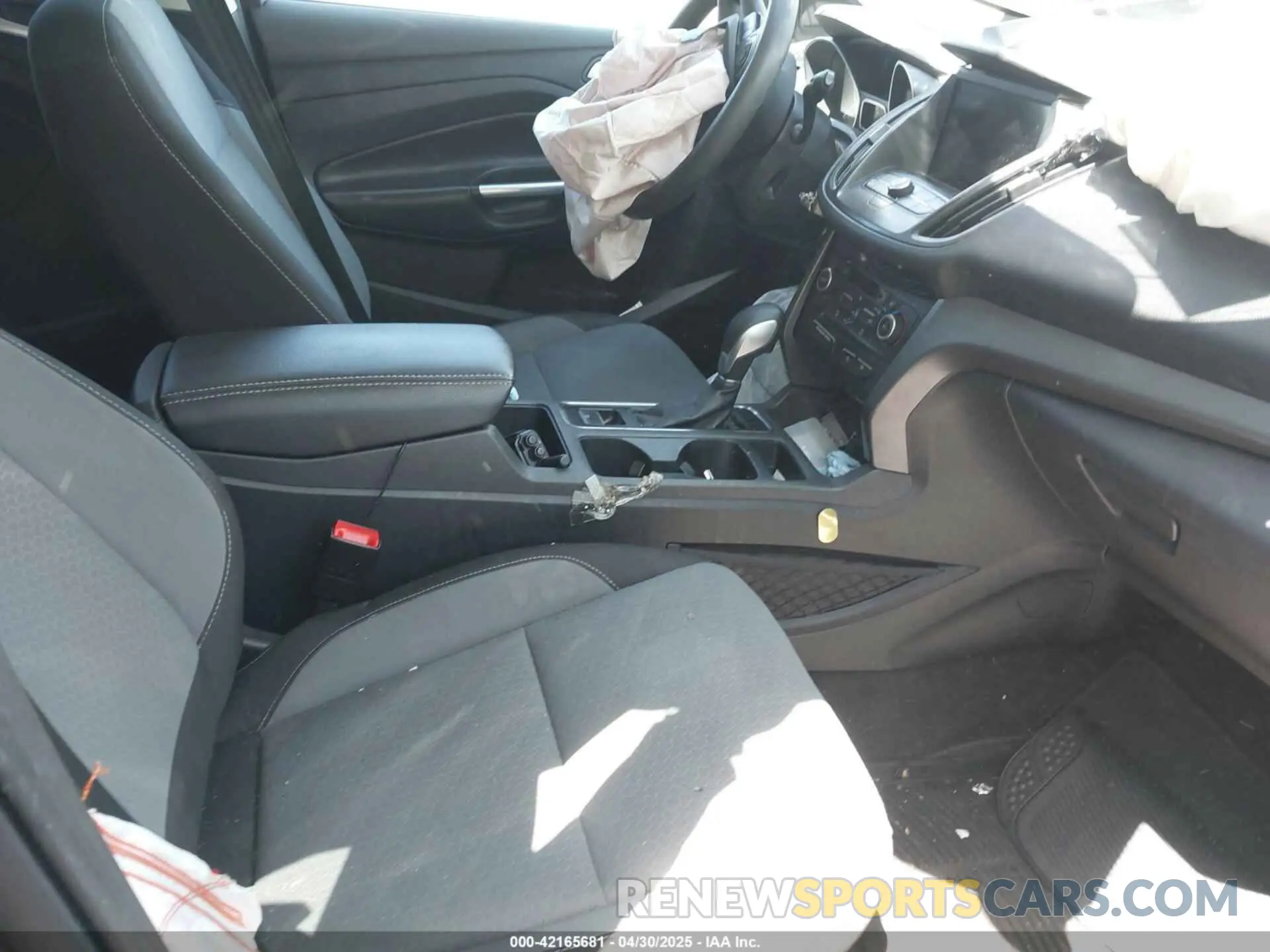 5 fotografías del automóvil dañado 1FMCU9GD9KUA70330 FORD ESCAPE 2019