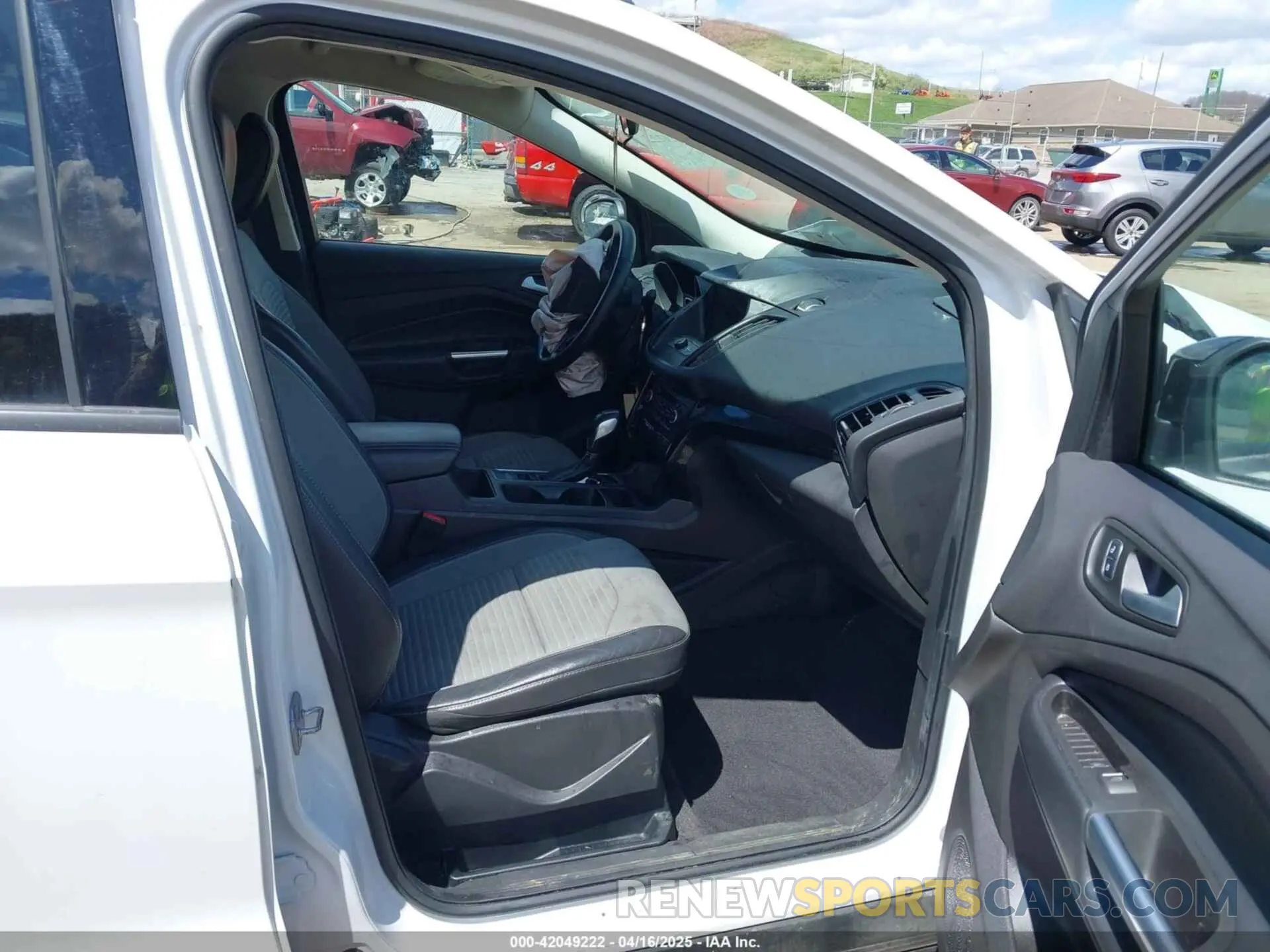 5 fotografías del automóvil dañado 1FMCU9GD9KUA95020 FORD ESCAPE 2019