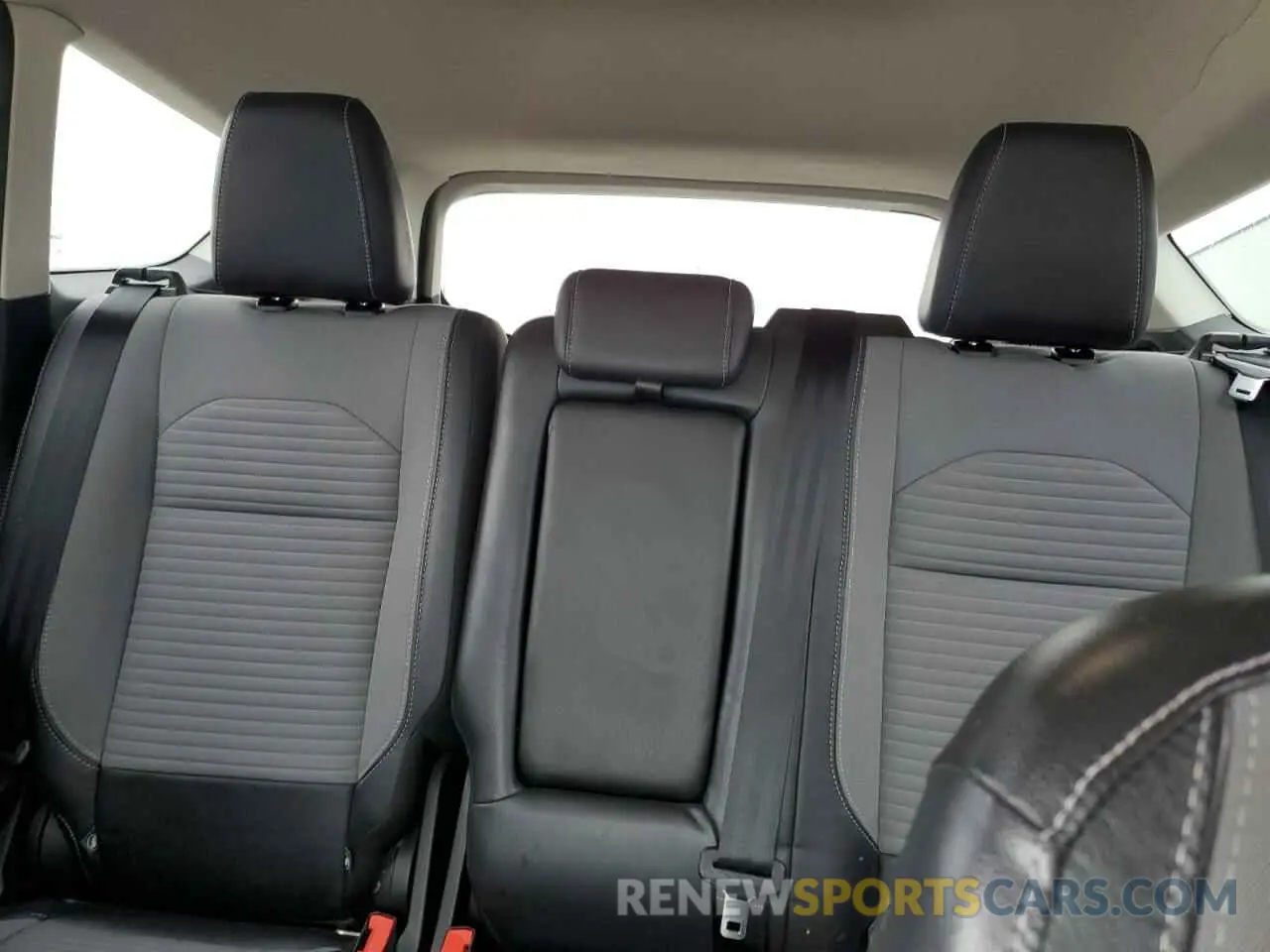10 fotografías del automóvil dañado 1FMCU9GD9KUB99166 FORD ESCAPE 2019
