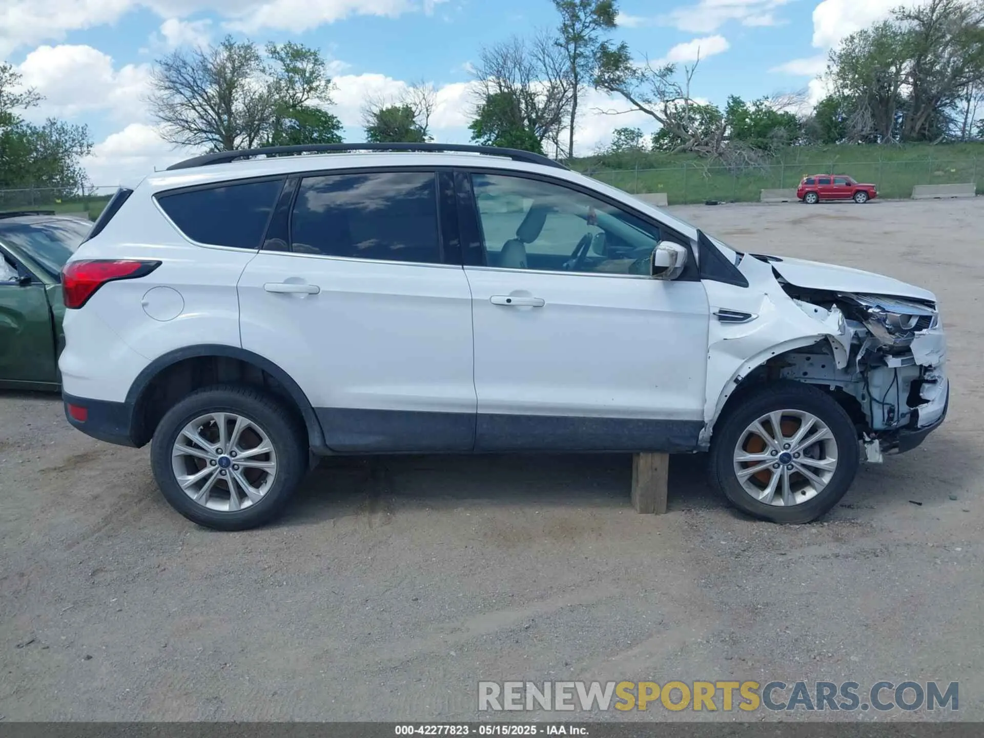 14 fotografías del automóvil dañado 1FMCU9HD4KUB01773 FORD ESCAPE 2019