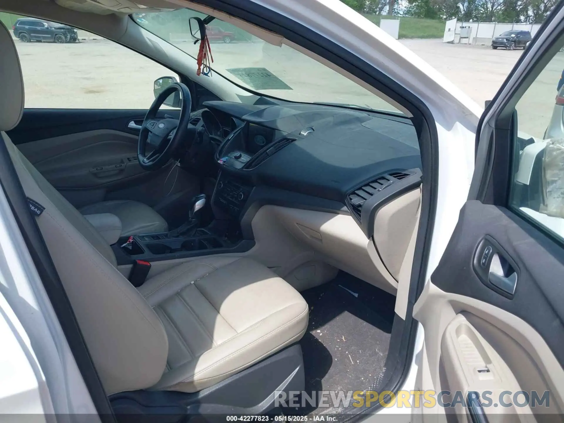 5 fotografías del automóvil dañado 1FMCU9HD4KUB01773 FORD ESCAPE 2019