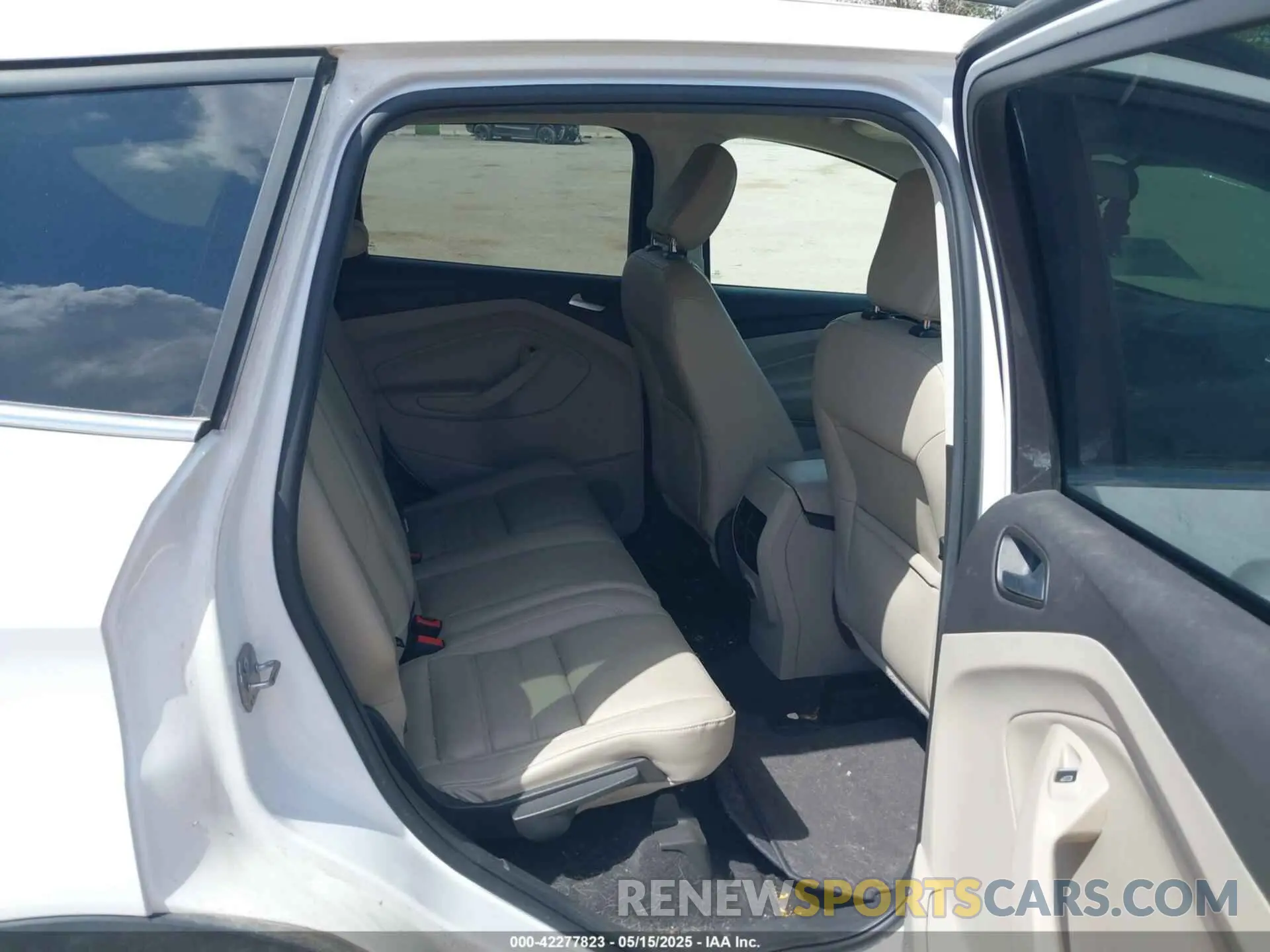 8 fotografías del automóvil dañado 1FMCU9HD4KUB01773 FORD ESCAPE 2019