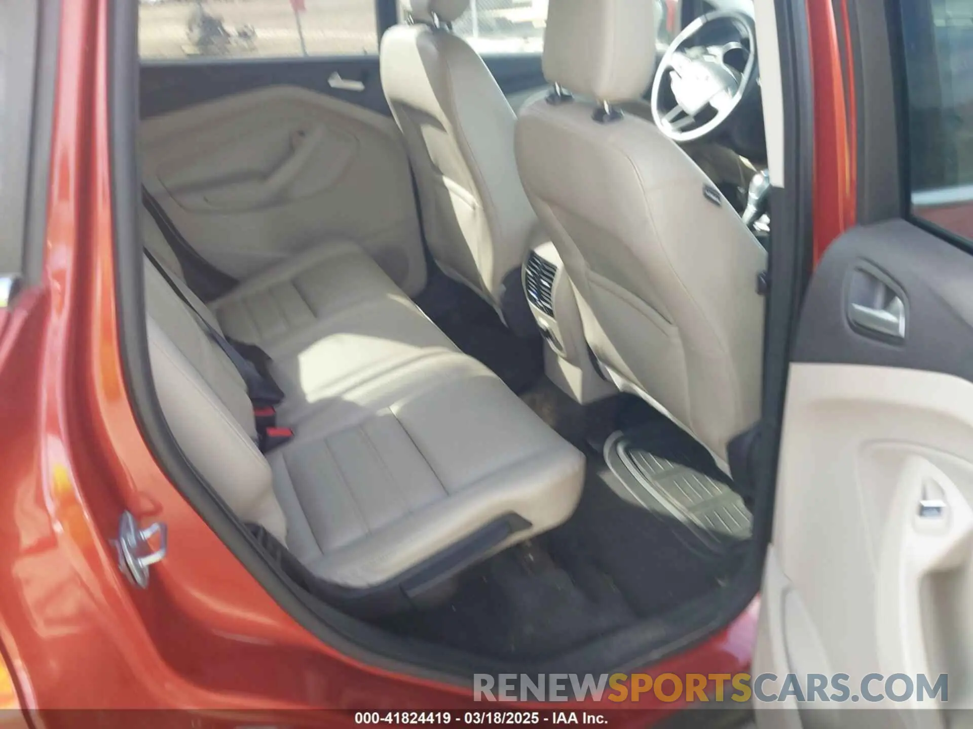 8 fotografías del automóvil dañado 1FMCU9HD8KUB11383 FORD ESCAPE 2019