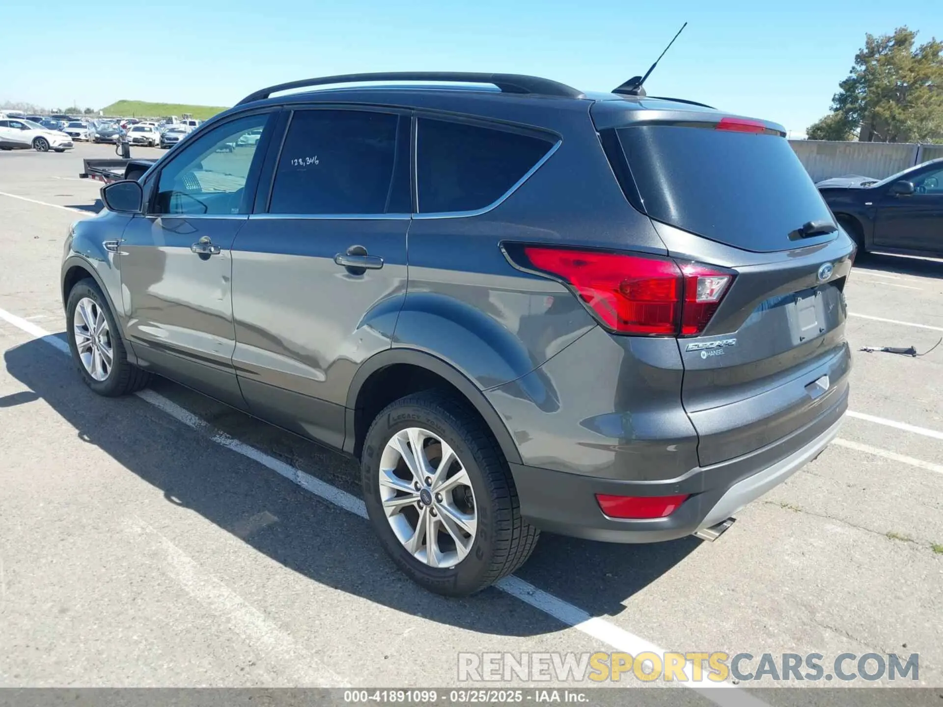 3 fotografías del automóvil dañado 1FMCU9HDXKUB06055 FORD ESCAPE 2019