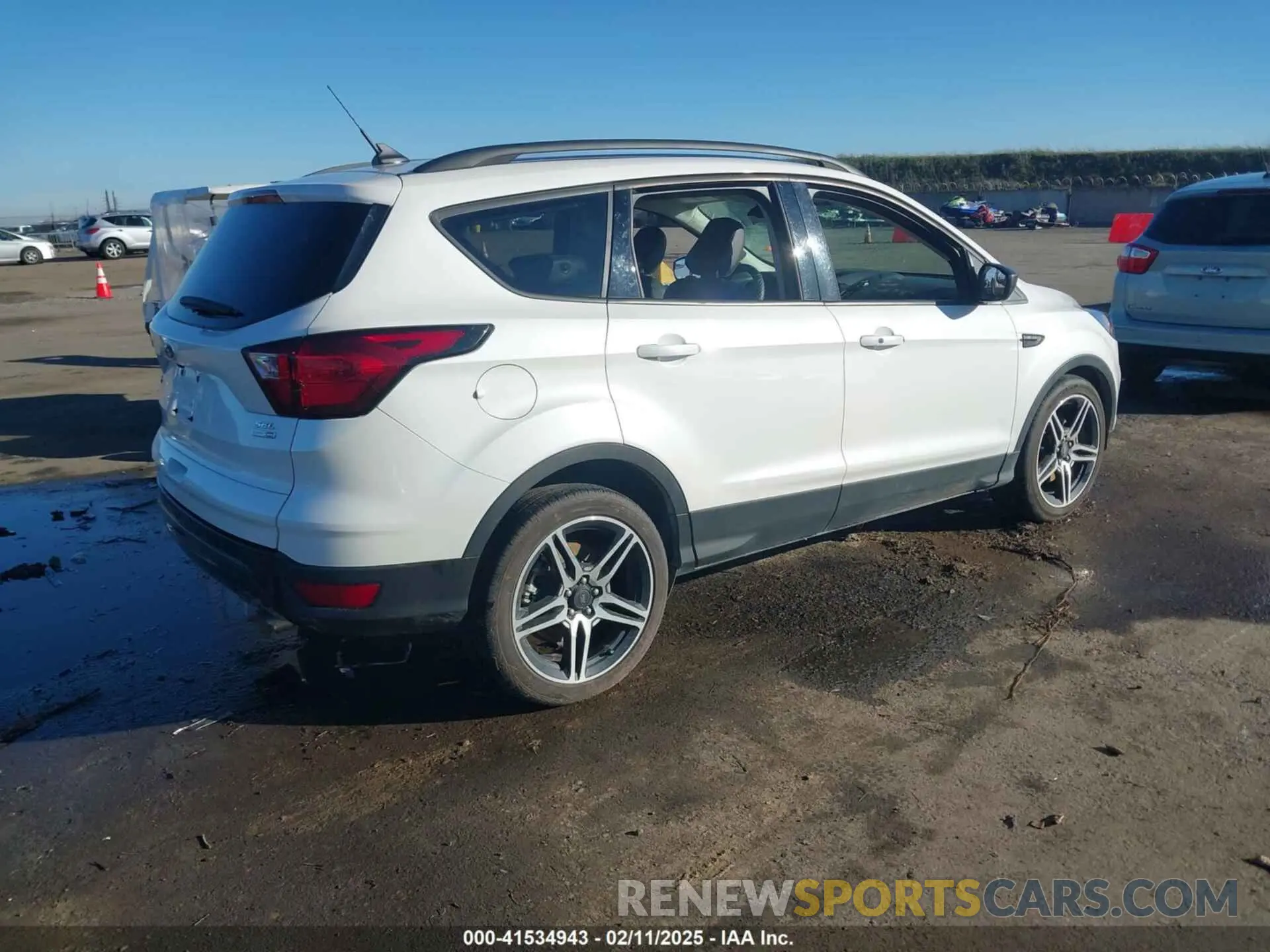 4 fotografías del automóvil dañado 1FMCU9HDXKUC55579 FORD ESCAPE 2019